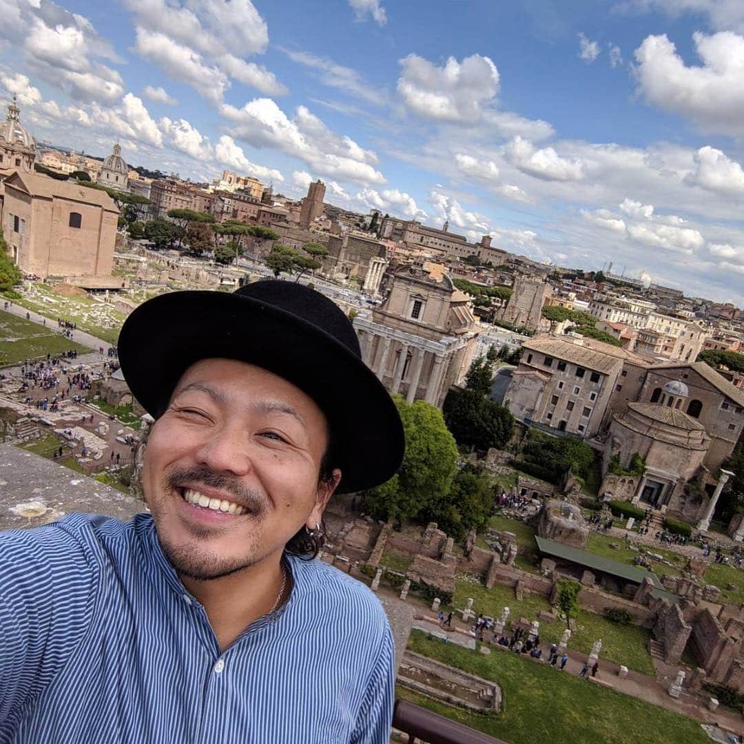 シーサーさんのインスタグラム写真 - (シーサーInstagram)「・ プラリとレッツらイタリアまで！ 散々海外行ってるけど時差ボケ知らずで久々にTHE観光。 初日はローマ。 コロッセオ、フォロ・ロマーノ、真実の口、メチャクチャ濃ゆい味だけどぐはーなカルボナーラ、マリナーラ。 どれもいい！ ピス！  #イタリア #ローマ #コロッセオ #フォロロマーノ #真実の口 #カルボナーラ #日本のが旨い #1日目 #rome #itary」4月13日 6時37分 - __seasir__