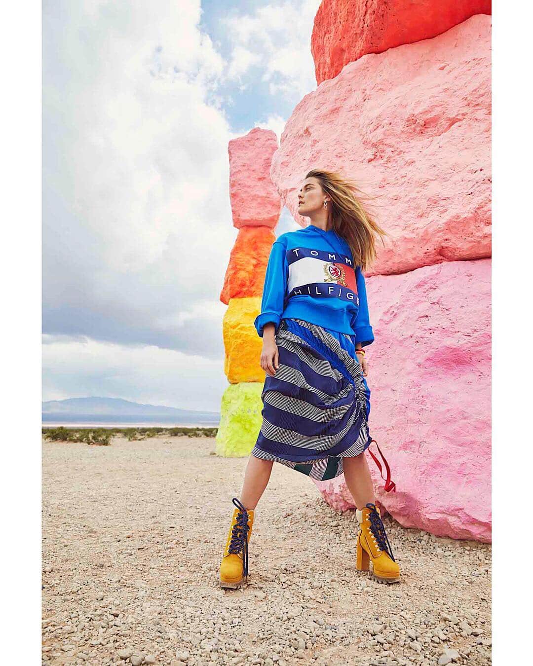 ニーナ・アグダルのインスタグラム：「Going back to Vegas and remembering my shoot last time i was there for @womenshealthmag where we got caught in a thunderstorm while working 🌩 Wish me luck 🎰」