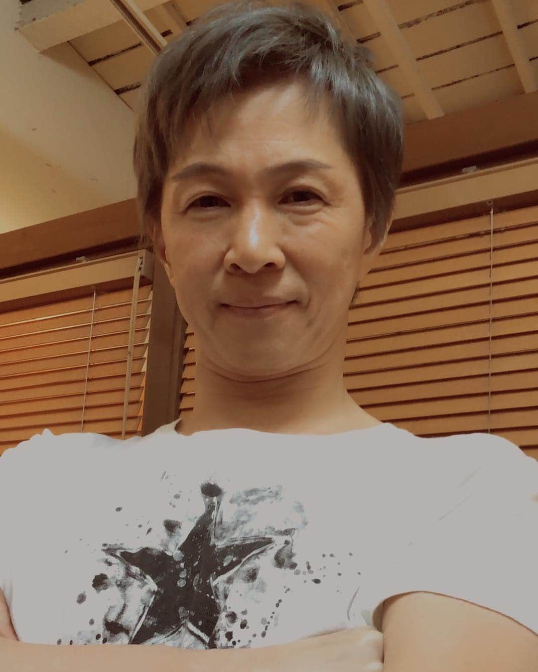 アキ（荒木良明）さんのインスタグラム写真 - (アキ（荒木良明）Instagram)「髪の毛切ってもらった。いい色にしてもらった。スッキリ。5日間の東京から関西に戻って、今日は神戸文化ホール。明日は、寝屋川市立市民会館に行かせてもらいまーす🤗  #カリスマ美容師 #チカちゃん #感謝 #そういう時期でしょ #新喜劇アキ #いぃよぉ」4月13日 6時49分 - mizutamareppuaki
