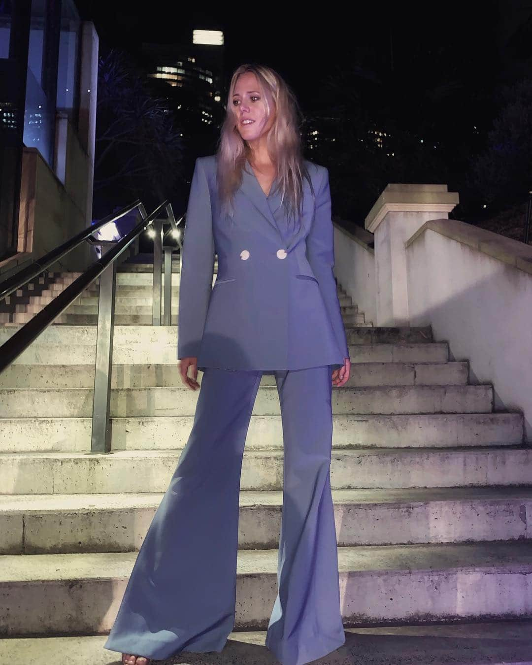 ローラ・エンバーさんのインスタグラム写真 - (ローラ・エンバーInstagram)「Out on the town. Thank you for having me @huaweimobileau -A fun night launching the P30 #rewritetherules #huaweiP30 | wearing @camillaandmarc 💙💙💙」4月13日 6時51分 - lauraenever