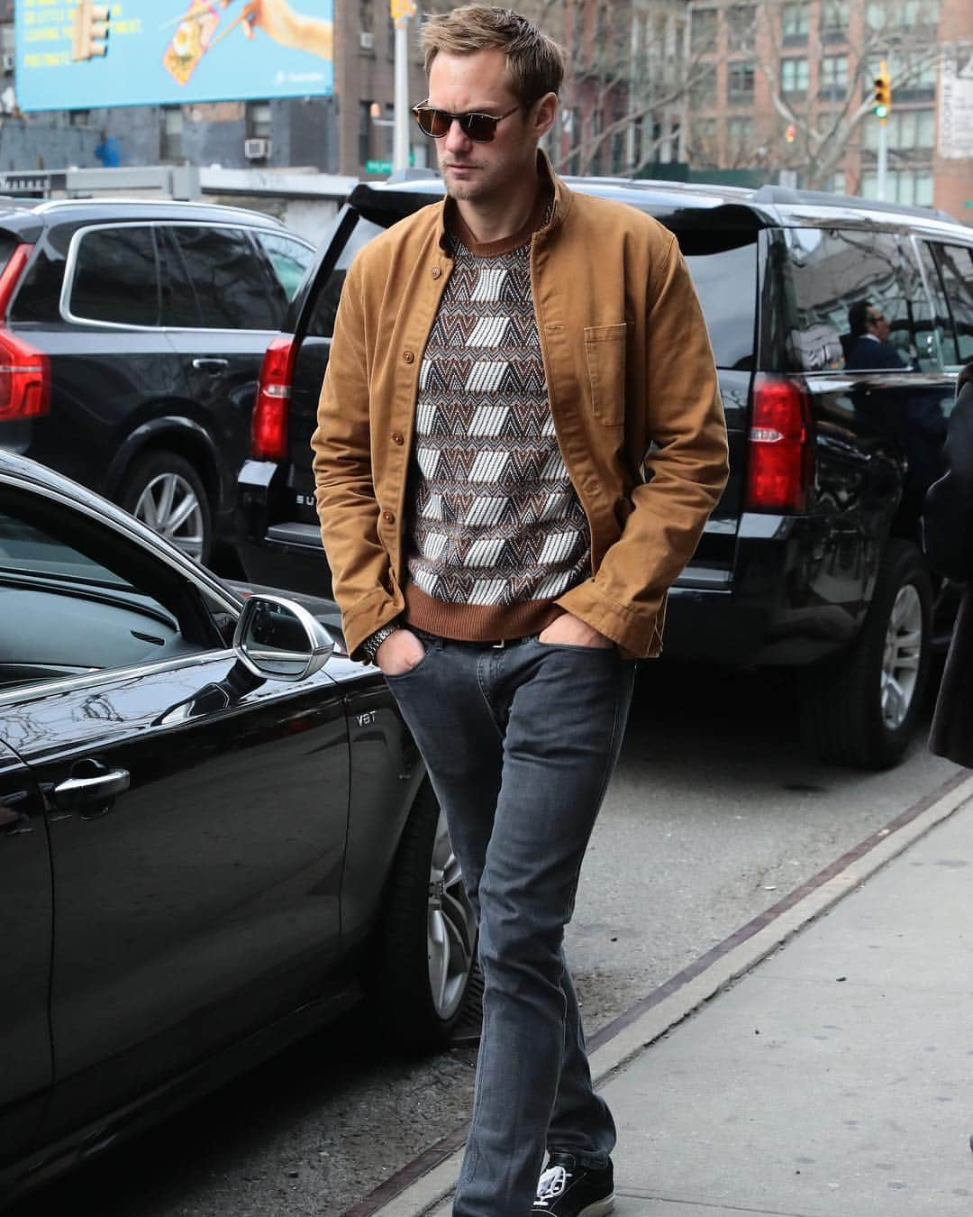 Just Jaredさんのインスタグラム写真 - (Just JaredInstagram)「Alexander Skarsgard keeps it cool for a stroll around the Big Apple. More pics at JustJared.com #AlexanderSkarsgard Photos: Splash」4月13日 6時55分 - justjared