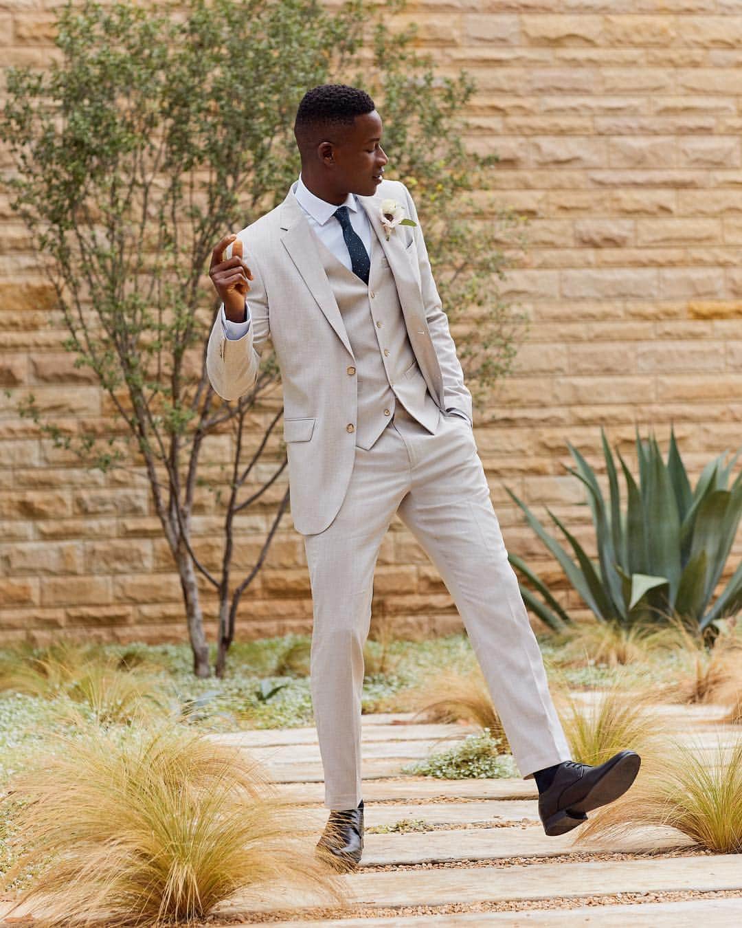 ペリーエリスのインスタグラム：「Your style guide for every kind of wedding this season. Link in bio. #LifeReadySince1976」