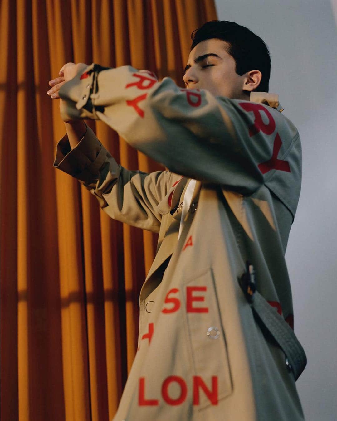 Burberryさんのインスタグラム写真 - (BurberryInstagram)「#Kingdom in @GQChina . #LucCoiffait captures Tom Ali wearing our new Horseferry print from #Kingdom, #RiccardoTisci's debut runway collection . #BurberrySpringSummer19 #TBRT #BurberryGeneration」4月12日 22時00分 - burberry
