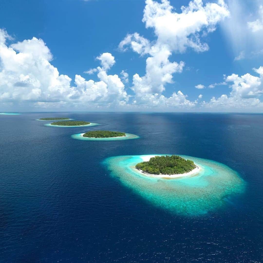 エールフランスさんのインスタグラム写真 - (エールフランスInstagram)「Escape to the heart of the magnificent atolls of the Indian Ocean.  Évadez-vous au cœur des plus beaux atolls de l'Océan Indien. Merci@Muhaphotos #airfrance #franceisintheair  #maldives #indianocean #atoll #travel #discover #color #sea #island #wanderlust」4月12日 22時00分 - airfrance