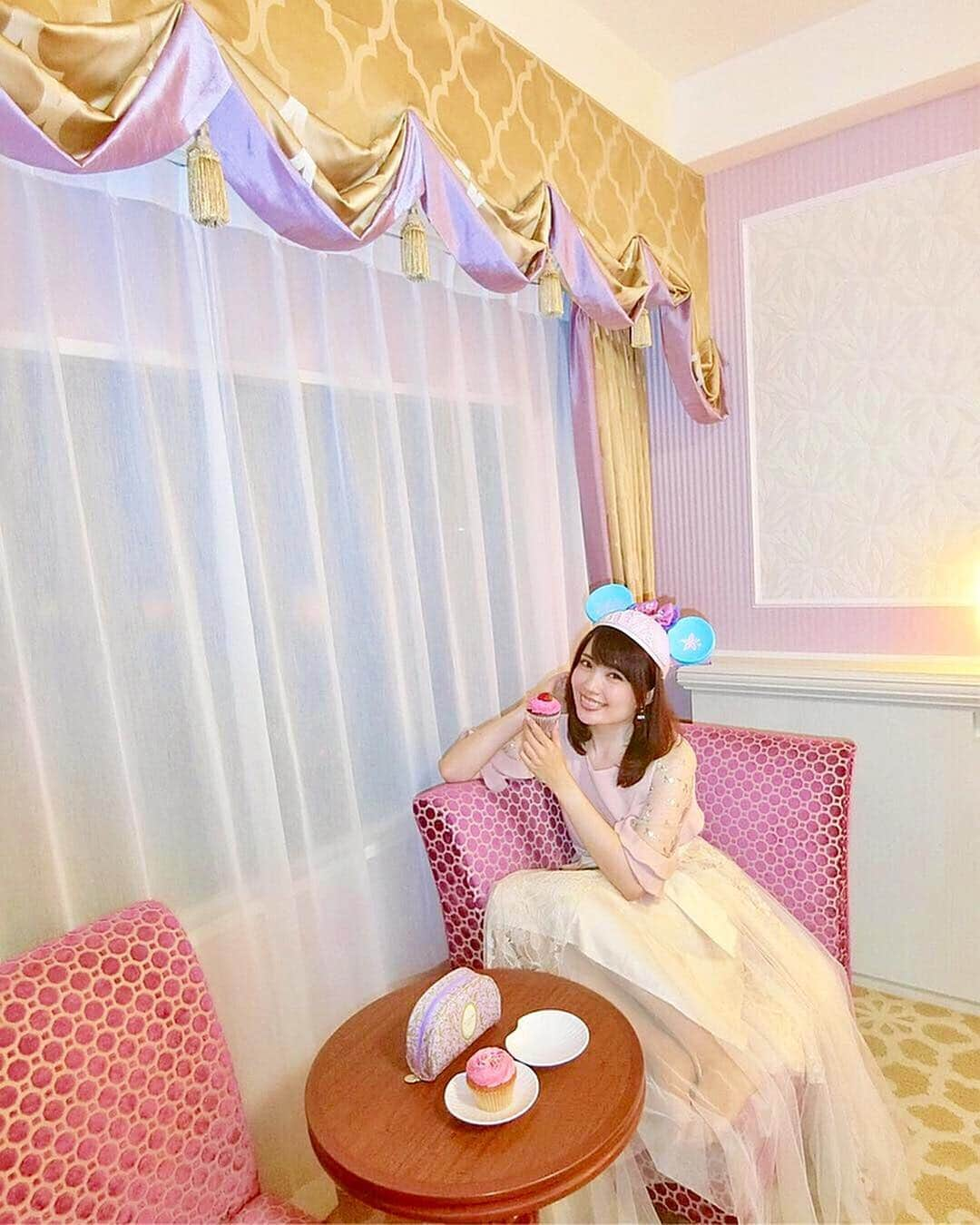 浅井麻里さんのインスタグラム写真 - (浅井麻里Instagram)「🏰💕﻿ ﻿ この前ななちゃんと、﻿ 東京ディズニーリゾートオフィシャルホテル・﻿ サンルートプラザ東京さんにご招待いただいて、﻿ リニューアルしたキャッスルルームに﻿ お泊りしてきました❤️🏰﻿ ﻿ ほんとにお姫様のお部屋みたいな、﻿ とーーっても可愛い内装＆インテリア✨﻿ テンション上がりまくりっ💓💓😍﻿ ﻿ ディズニープリンセスのコーデが﻿ 合いそうだなーって思ったから、﻿ アリエルのイヤハ×ふわふわスカートコーデ👗﻿ カップケーキ買ってきて女子会💕🧁﻿ お姫様気分になれる夢のようなお部屋…💕﻿ ﻿ ﻿ エレベーターホールや廊下も、﻿ 物語の世界観たっぷりの素敵な雰囲気❤️💐 (写真スライドしてね⏩)﻿ 最後に、ストーリーにアップしてた動画2個 こっちにもアップしとくね🎵﻿ ﻿ ディズニー行く前でも後でも、﻿ サンルートプラザ東京に泊まったら﻿ 夢の世界が続く魔法にかかるよー💫﻿ ﻿ ﻿ #ディズニー#ディズニーコーデ#ディズニーバウンド#春コーデ#サンルートプラザ東京#東京ディズニーリゾートオフィシャルホテル#キャッスルルーム#ディズニーリゾート#tabijyo_hotel#disney#sunrouteplazatokyo#disneyofficialhotel」4月12日 22時02分 - mari_asai_625