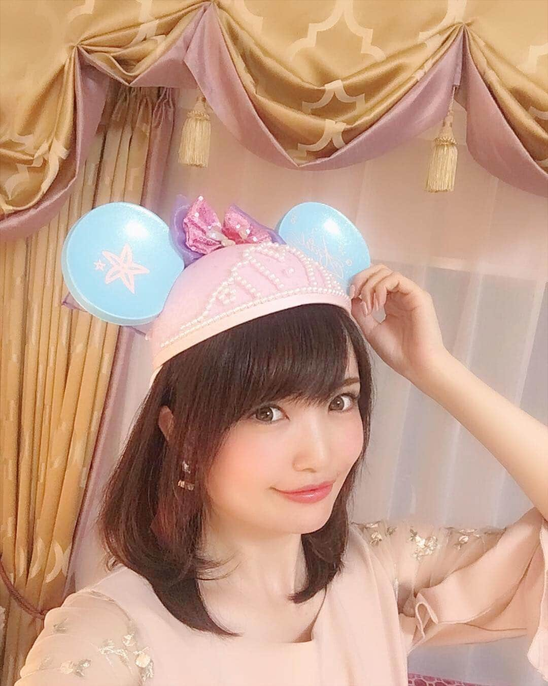 浅井麻里さんのインスタグラム写真 - (浅井麻里Instagram)「🏰💕﻿ ﻿ この前ななちゃんと、﻿ 東京ディズニーリゾートオフィシャルホテル・﻿ サンルートプラザ東京さんにご招待いただいて、﻿ リニューアルしたキャッスルルームに﻿ お泊りしてきました❤️🏰﻿ ﻿ ほんとにお姫様のお部屋みたいな、﻿ とーーっても可愛い内装＆インテリア✨﻿ テンション上がりまくりっ💓💓😍﻿ ﻿ ディズニープリンセスのコーデが﻿ 合いそうだなーって思ったから、﻿ アリエルのイヤハ×ふわふわスカートコーデ👗﻿ カップケーキ買ってきて女子会💕🧁﻿ お姫様気分になれる夢のようなお部屋…💕﻿ ﻿ ﻿ エレベーターホールや廊下も、﻿ 物語の世界観たっぷりの素敵な雰囲気❤️💐 (写真スライドしてね⏩)﻿ 最後に、ストーリーにアップしてた動画2個 こっちにもアップしとくね🎵﻿ ﻿ ディズニー行く前でも後でも、﻿ サンルートプラザ東京に泊まったら﻿ 夢の世界が続く魔法にかかるよー💫﻿ ﻿ ﻿ #ディズニー#ディズニーコーデ#ディズニーバウンド#春コーデ#サンルートプラザ東京#東京ディズニーリゾートオフィシャルホテル#キャッスルルーム#ディズニーリゾート#tabijyo_hotel#disney#sunrouteplazatokyo#disneyofficialhotel」4月12日 22時02分 - mari_asai_625