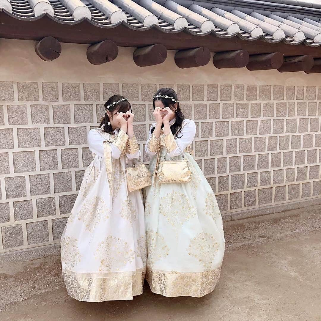 SUCLEさんのインスタグラム写真 - (SUCLEInstagram)「#チマチョゴリ﻿ 韓国旅行に行きたい人必見♡﻿ ﻿ 気軽にできるチマチョゴリ体験がおすすめです！ ﻿ ホワイトのチマチョゴリは清純な雰囲気でかわいい👀﻿ ﻿ ぜひ参考にしてみてください✨﻿ ﻿ photo by @carat_owapk_  Sucle のBASEにて、Sucleオリジナル巾着ポーチを販売中✨﻿ ﻿ プロフィールのURLかストーリーズのURLからジャンプできるので、ぜひチェックしてみてください！﻿ ﻿ @sucle_ では紹介する写真を募集中👧🏻﻿﻿ ﻿﻿﻿﻿﻿ ﻿﻿﻿﻿﻿﻿﻿﻿﻿﻿﻿﻿﻿ タグ付けやハッシュタグをつけてくれた投稿からもピックアップした写真をリポストしています！﻿﻿﻿﻿﻿﻿﻿﻿﻿﻿﻿﻿﻿﻿ #sucle をつける か このアカウントをタグ付けして投稿してね📸﻿﻿﻿﻿﻿﻿﻿﻿﻿﻿﻿﻿﻿﻿ ﻿ ﻿ #韓国旅行  #韓国  #韓国trip﻿ #伝統衣装 #色違い #伝統服 #韓国好き #着画 #卒業旅行 #旅行好き #韓国旅 #海外旅行 #旅女 #たびじょ﻿ #インスタ映え #シュクレ #フォトジェニック #ファッション #お洒落 #かわいい #置き画くら部 #おしゃれさんと繋がりたい #おしゃれ #お洒落さんと繋がりたい #可愛い #ootd #おきがくらぶ﻿﻿ ﻿」4月12日 22時12分 - sucle_