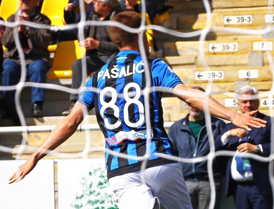 アタランタBCさんのインスタグラム写真 - (アタランタBCInstagram)「Flying into the weekend like... ✈️ @pasalicmario #FridayFeeling✌🏼 ~ #GoAtalantaGo ⚫️🔵 #SuperMario #Atalanta #Bergamo #Pašalić #SerieATIM #football #calcio #forzaAtalanta」4月12日 22時07分 - atalantabc