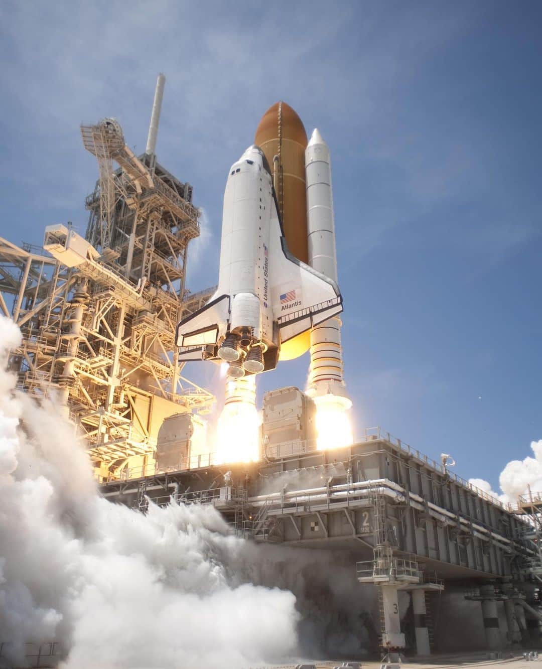 ナショナル ジオグラフィック TV (JP)さんのインスタグラム写真 - (ナショナル ジオグラフィック TV (JP)Instagram)「スペースシャトルは、弾丸の9倍の速度で大気圏に再突入し、地球に帰還します。その際に燃えるような高温になるため、着陸までの間に機体の一部が溶けてしまいます。⁣⠀ ⁣⠀ Photo Credit: NASA / Public Domain⁣⠀ ------------⁣⠀⁣⠀⁣⠀ ⁣⠀⁣⠀ ナショジオが人気漫画『宇宙兄弟』とコラボレーション！スペシャル動画配信や、コラボ特製グッズが当たるプレゼントキャンペーンを実施中。詳細はプロフィール欄のURLから。⁣⠀⁣⠀⁣⠀ ⁣⠀⁣⠀ #ナショジオ #ナショナルジオグラフィック #自然 #科学 #宇宙 #宇宙兄弟 #スペースシャトル #NASA」4月12日 22時07分 - natgeotv_jp