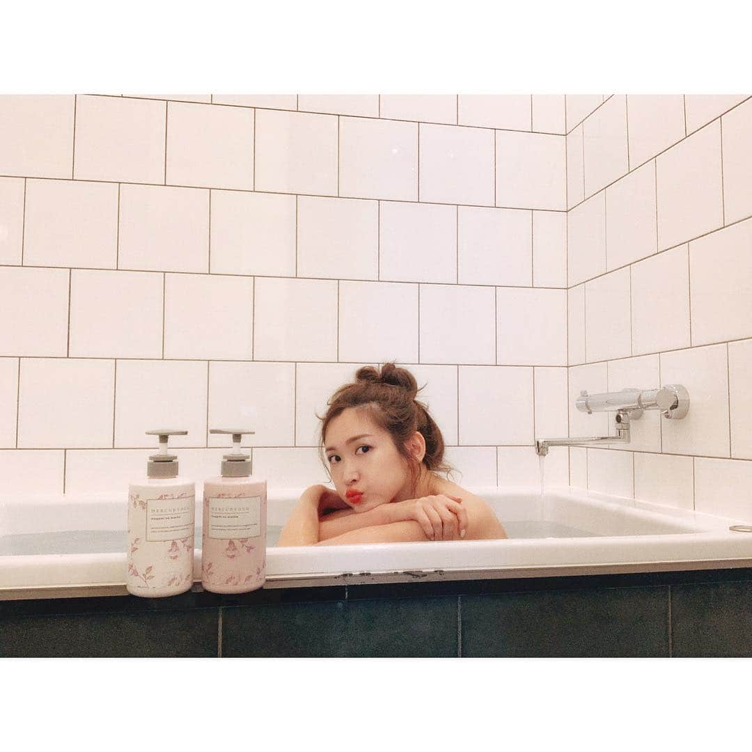 紗栄子さんのインスタグラム写真 - (紗栄子Instagram)「今日もドタバタな1日が終了💃 疲れを取るためにゆっくりお風呂に入ります🛀✨ 以前にも紹介した、うちの姪っ子ちゃんもお気に入りのMERCURYDUOのシャンプートリートメントから新しいシリーズが登場したので、日本に戻ってきてからはスムースタイプを使用中🌹✨ 以前のものよりもサラッとしているのに乾かした後はまとまりが良く、ツヤ髪にもしてくれます👏✨ 香りも長持ちするので、やっぱり姪っ子ちゃんたちにも好評です💘💘💘 そして明日は待ちに待ったsweet collection💖 久しぶりにみんなに会えるのがとてもとても楽しみです💖💖💖 #mercuryduo #megaminowakka #シャンプー #トリートメント #さらツヤ髪」4月12日 22時07分 - saekoofficial