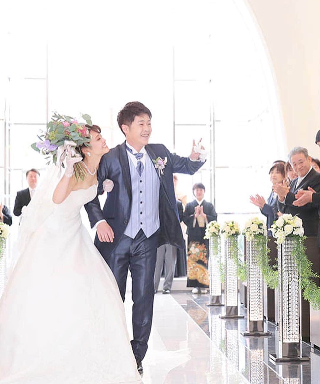 ベストブライダル公式さんのインスタグラム写真 - (ベストブライダル公式Instagram)「@bestbridal.jp 💒 ベストブライダルの花嫁さんは #ベストブライダル花嫁 #BB花嫁 にお写真を投稿してください♩ . . 会場名：#横浜アートグレイスポートサイドヴィラ . . とってもキュートな #キス ショット 💕 . 横浜アートグレイスポートサイドヴィラで挙式をされた #卒花嫁 さんの可愛くてオシャレなお写真をご紹介します🎵 . ふんわりとした淡いグリーンの #カラードレス に、カジュアルなポニーテールをコーディネートした花嫁さん👗✨ . そこに小花のヘッドパーツと、ブーケを合わせて大人可愛い雰囲気に💐 . ほっぺにキスをするキュートなショットも、お二人のさわやかなコーディネートでナチュラルに可愛く仕上がっていますよね🎵 . この他のお写真も是非スワイプしてチェックしてみてください✨ . . . ＼ウェディングフォト募集中❤️／ . 当アカウントでリグラムOKなベストブライダルの卒花嫁orプレ花嫁の皆様は、 #ベストブライダル花嫁 もしくは  #BB花嫁 のハッシュタグをつけて投稿をお願いします💕 . . ※BB花嫁に投稿があったお写真をリグラムする際は個別にご連絡は行っておりません🙇予めご了承ください＊* . . ＝＝＝＝＝＝＝＝＝＝＝＝ 💒ベストブライダルとは？ ＝＝＝＝＝＝＝＝＝＝＝＝ . ＊アートグレイス ＊セントグレース ＊アプローズスクエア ＊ストリングス ＊アフロディテ . など、全国（東京、横浜、浦安、千葉、仙台、名古屋、大阪、京都）でゲストハウスを運営し、多くのお客様の人生の節目となるウエディングを手がけています💕 . また、多くのお客様にお帰りいただけるレストラン、ホテルもご用意しています🍴 . . 💒【各会場のアカウントについて】 私たちの会場は @bestbridal.jp のフォロ一覧からご覧頂けます✨ . 💐【ブライダルフェアの予約について】 各会場のアカウントのプロフィールURL🔗にある会場HPからご予約いただけます✨ . . ＝＝＝＝＝＝＝＝＝＝＝＝ 💗たくさんの、LOVEを届けよう ＝＝＝＝＝＝＝＝＝＝＝＝ . #たくlove 私たちのブランドスローガンは「たくさんの、LOVEを届けよう」💕 . お客様との出会いは、一生における祝福の瞬間を祝う、始まりです。 . 私たちはお客様との出会いを大切に、おふたりの人生を祝福し続ける存在でありたいと考えています🕊 . ベストブライダルは、世の中で1番、たくさんのLOVEが届く瞬間をお祝いする企業を目指します♡ . . . #結婚式 #花嫁 #プレ花嫁 #結婚式準備 #ウェディング #ウエディング #ベストブライダル #日本中のプレ花嫁さんと繋がりたい  #結婚式場 #結婚式レポ  #2019春婚 #2019秋婚 #ナチュラルウェディング #ブライダルフェア #ウェディングフォト #プレ花嫁準備  #ag花嫁 #お色直し #新郎新婦」4月12日 22時12分 - bestbridal.jp