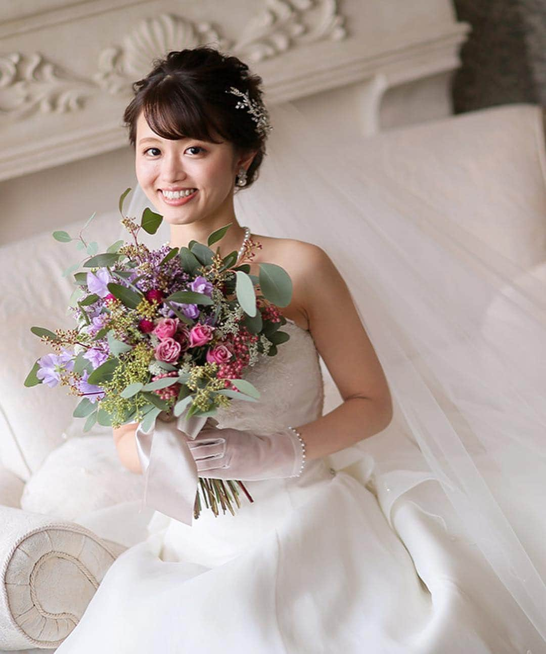 ベストブライダル公式さんのインスタグラム写真 - (ベストブライダル公式Instagram)「@bestbridal.jp 💒 ベストブライダルの花嫁さんは #ベストブライダル花嫁 #BB花嫁 にお写真を投稿してください♩ . . 会場名：#横浜アートグレイスポートサイドヴィラ . . とってもキュートな #キス ショット 💕 . 横浜アートグレイスポートサイドヴィラで挙式をされた #卒花嫁 さんの可愛くてオシャレなお写真をご紹介します🎵 . ふんわりとした淡いグリーンの #カラードレス に、カジュアルなポニーテールをコーディネートした花嫁さん👗✨ . そこに小花のヘッドパーツと、ブーケを合わせて大人可愛い雰囲気に💐 . ほっぺにキスをするキュートなショットも、お二人のさわやかなコーディネートでナチュラルに可愛く仕上がっていますよね🎵 . この他のお写真も是非スワイプしてチェックしてみてください✨ . . . ＼ウェディングフォト募集中❤️／ . 当アカウントでリグラムOKなベストブライダルの卒花嫁orプレ花嫁の皆様は、 #ベストブライダル花嫁 もしくは  #BB花嫁 のハッシュタグをつけて投稿をお願いします💕 . . ※BB花嫁に投稿があったお写真をリグラムする際は個別にご連絡は行っておりません🙇予めご了承ください＊* . . ＝＝＝＝＝＝＝＝＝＝＝＝ 💒ベストブライダルとは？ ＝＝＝＝＝＝＝＝＝＝＝＝ . ＊アートグレイス ＊セントグレース ＊アプローズスクエア ＊ストリングス ＊アフロディテ . など、全国（東京、横浜、浦安、千葉、仙台、名古屋、大阪、京都）でゲストハウスを運営し、多くのお客様の人生の節目となるウエディングを手がけています💕 . また、多くのお客様にお帰りいただけるレストラン、ホテルもご用意しています🍴 . . 💒【各会場のアカウントについて】 私たちの会場は @bestbridal.jp のフォロ一覧からご覧頂けます✨ . 💐【ブライダルフェアの予約について】 各会場のアカウントのプロフィールURL🔗にある会場HPからご予約いただけます✨ . . ＝＝＝＝＝＝＝＝＝＝＝＝ 💗たくさんの、LOVEを届けよう ＝＝＝＝＝＝＝＝＝＝＝＝ . #たくlove 私たちのブランドスローガンは「たくさんの、LOVEを届けよう」💕 . お客様との出会いは、一生における祝福の瞬間を祝う、始まりです。 . 私たちはお客様との出会いを大切に、おふたりの人生を祝福し続ける存在でありたいと考えています🕊 . ベストブライダルは、世の中で1番、たくさんのLOVEが届く瞬間をお祝いする企業を目指します♡ . . . #結婚式 #花嫁 #プレ花嫁 #結婚式準備 #ウェディング #ウエディング #ベストブライダル #日本中のプレ花嫁さんと繋がりたい  #結婚式場 #結婚式レポ  #2019春婚 #2019秋婚 #ナチュラルウェディング #ブライダルフェア #ウェディングフォト #プレ花嫁準備  #ag花嫁 #お色直し #新郎新婦」4月12日 22時12分 - bestbridal.jp