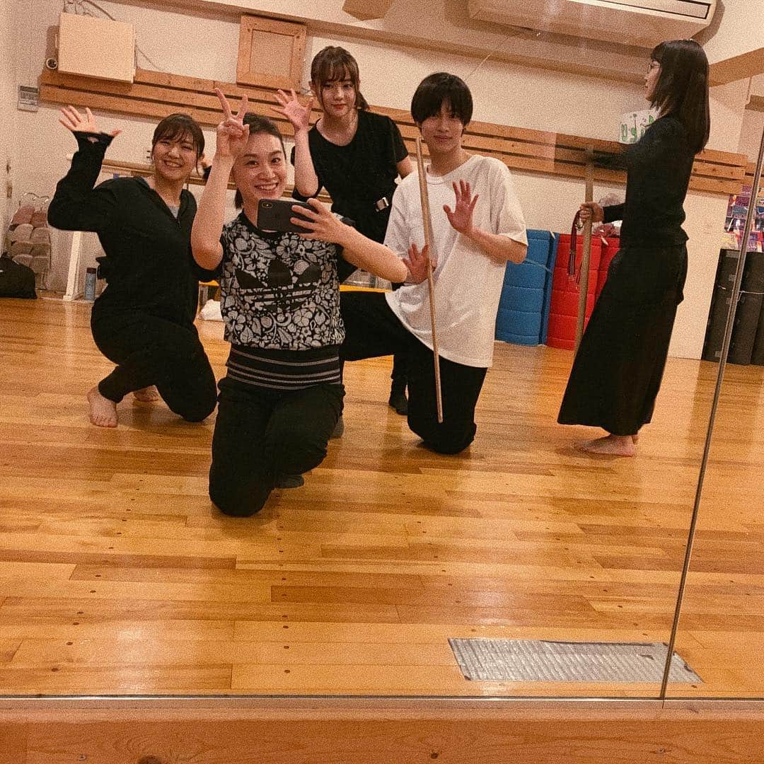 鈴木芳奈のインスタグラム：「‪殺陣稽古終了〜♪‬ ‪今回から事務所メンバーが二つに分かれての稽古でした‬ ‪今度舞台で共演するさよりさ〜ん、こっち向いて〜☺︎‬ ‪私も新人ですが、新たな新人さんも初参加でした🌸‬ ‪ #殺陣 #稽古 #塵も積もれば山となる‬ ‪ #がんばろっ‬ #ウイントアーツ」