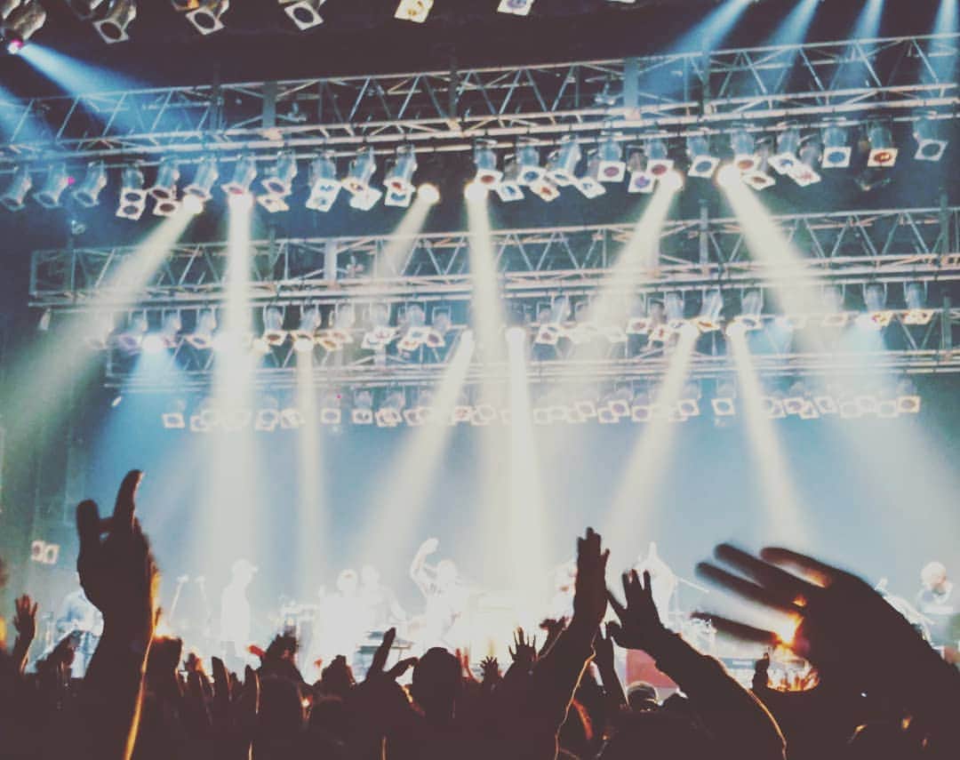のインスタグラム：「そういえば！と思い出して当日券でSNARKY PUPPY♪ もう3回目だけど毎回最高！！ 究極のライヴバンドだなぁ。 俺いつの間にかベースのマイケルのファンなのかも(笑) 今夜も無数の音と戯れさせてもらった満足感でイッパイです♪」