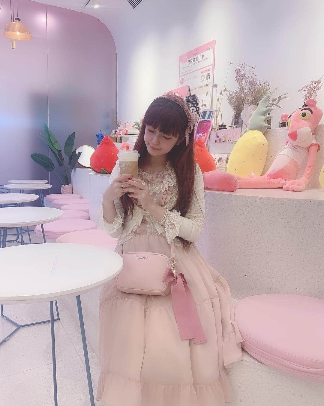 青木美沙子さんのインスタグラム写真 - (青木美沙子Instagram)「中国広州なうです💓 ジャスミン茶の上にミルクがのったドリンク美味しい🥤 #中国 #広州 #かわいいカフェ」4月12日 22時18分 - misakoaoki
