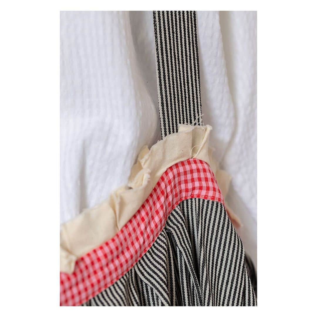 キャベジズ&ローゼズのインスタグラム：「It’s all in the detail ❤ An instant C&R classic. Selina features wonderful details and a trio of lovely fabrications #newarrivals #candystripe #seersucker #calico #britishfabric #candystripe #mixedfabrics #details✨ #cabbagesandroses #cabbagesandrosesfashion @christina_strutt @cabbagesandroses_shop」