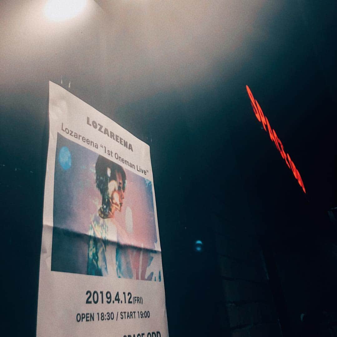 M-ON! MUSIC｜エムオンミュージックのインスタグラム：「﻿ 『ロザリーナ 1st ONEMAN LIVE -東京公演-』﻿ 2019.04.12＠代官山SPACE ODD﻿ ﻿ #ロザリーナ(@lozareena )の、初ワンマンライブに行ってきました。﻿ 少女のような少年のような不思議なハスキーボイスに、明るいけれどどこか切ないメロディ、壮大でファンタジックなオケ。﻿ 全てが合わさると何とも言えずエモすぎる……！﻿ ﻿ また、曲の合間に展開される、まるで友達に話しかけるようなMCも魅力的でした。﻿ 前奏の途中に「この曲知ってる？」、コール&レスポンスのあとには「うれしい！　みんな完ペキじゃん！」。﻿ アンコール2曲目、メジャーデビュー曲「タラレバ流星群」を歌い終わったあとには「武道館とかやりたい。みんな一緒に来てくれる？」と、ファンならばテンション上がらずにはいられない発言も！﻿ ﻿ 幻想的でありながら、一人ひとりの心に優しく寄り添ってくれるロザリーナの世界。﻿ 出会いも別れもある甘酸っぱい季節にぴったりのライブ、心がきゅんとしました。﻿ ﻿ ［こすも］」
