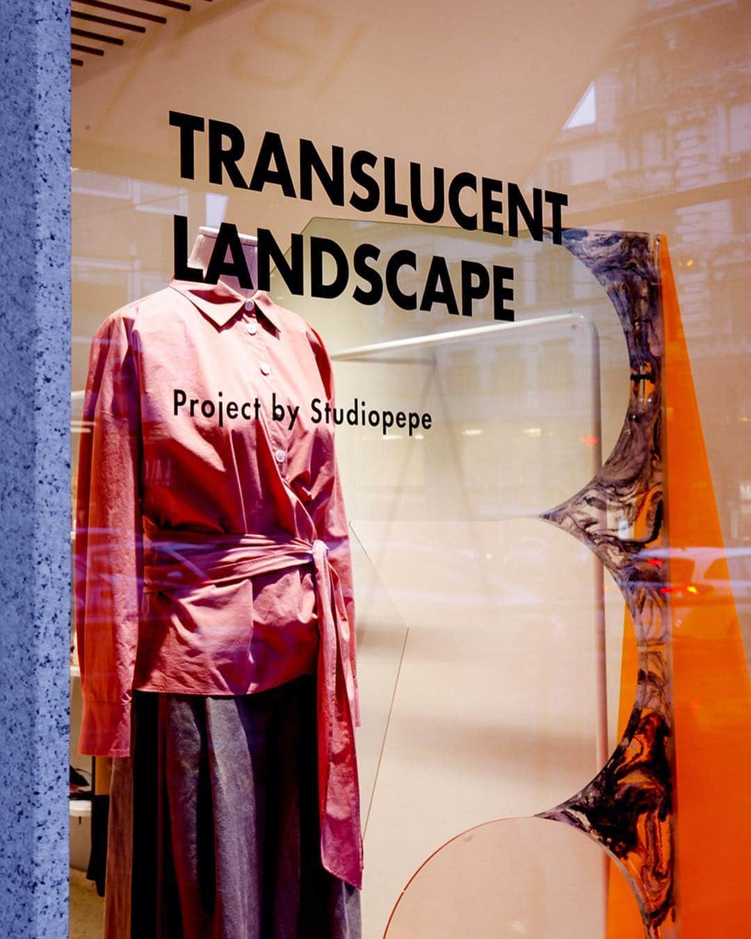 アリジさんのインスタグラム写真 - (アリジInstagram)「TRANSLUCENT LANDSCAPE  Milano Design Week window project by @studiopepe_official at ALYSI boutique in Brera 💞 Come to discover more at Via Ponte Vetero 6, Milan ✨✨✨ . Ph_ Anna Shisterova @anniurca 📸 . . #alysi #mdw2019 #breradesigndistrict #studiopepe #windowproject #translucent #landscape #designisintheair #milanodesignweek #pontevetero6」4月12日 22時22分 - alysiofficial