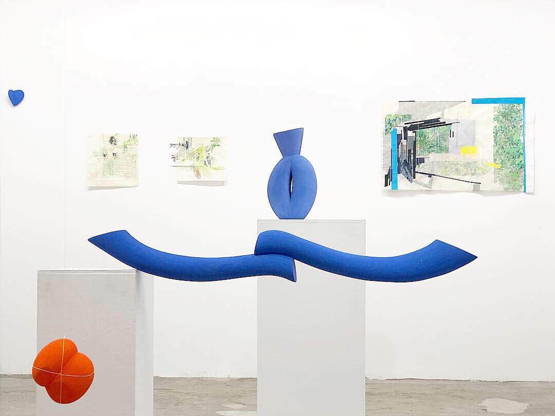 のインスタグラム：「【INFORMATION】  hpgrp GALLERY TOKYO  佐直麻里子 ・高橋美衣展  透明感のある素材や絵具を使い、イメージを重ねることで一つの景色を表現する佐直麻里子と、有機的な線と目にとまる鮮やかな色彩で独自の世界観を作る高橋美衣による二人展を開催します。 ． ■会期: 4月13日(土)〜5月18日(土) ■オープニングレセプション: 4月13日(土)19:00-21:00  #art #painting #object #hpgrpgallerytokyo #art #exhibition #aosando #omotesando #comtemporaryart #ギャラリー #現代アート #hpfrance #アッシュペーフランス #howpeoplelive」