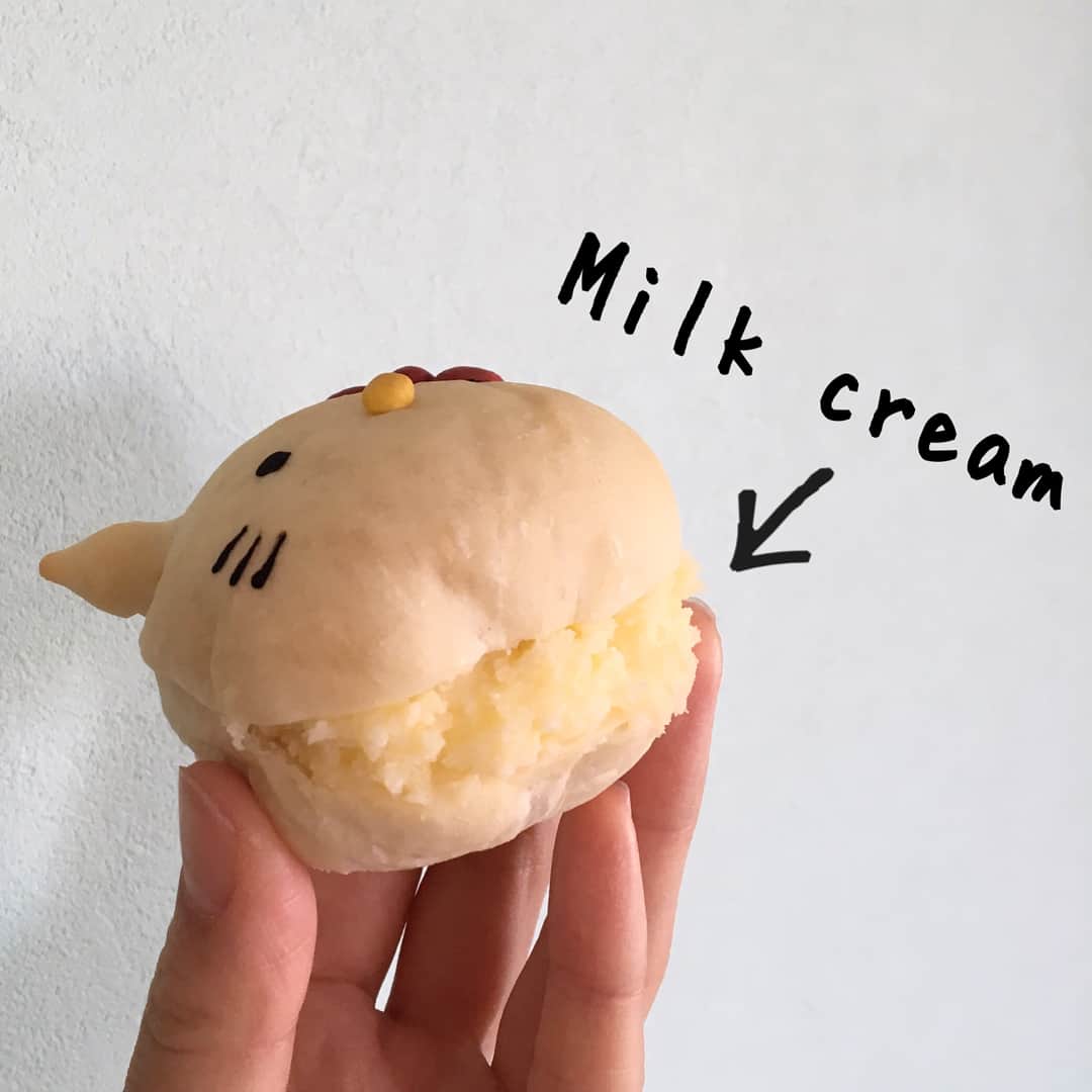 Ranさんのインスタグラム写真 - (RanInstagram)「. . キティちゃんのパン♡ 切り込みを入れて、間にミルククリームをサンドしてから箱詰め🎵 .  Hello kitty bread 🎀💕🍞 . . . #bread #breadworks #kawaii #kawaiifood #japanesefood #sanrio #kitty #hellokitty #tokyo #パン #白パン #ミルクパン #手作りパン #キャラパン #キャラフード #サンドイッチ #サンリオ #サンリオピューロランド #手作りおやつ #差し入れ #手土産 #パン教室 #konel #こーねる」4月12日 22時33分 - konel_bread