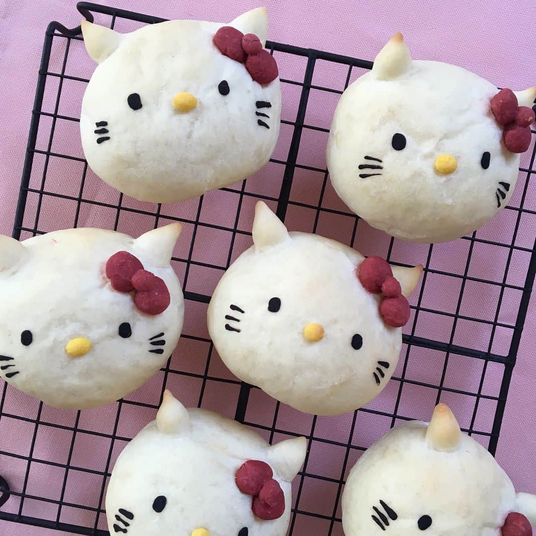 Ranさんのインスタグラム写真 - (RanInstagram)「. . キティちゃんのパン♡ 切り込みを入れて、間にミルククリームをサンドしてから箱詰め🎵 .  Hello kitty bread 🎀💕🍞 . . . #bread #breadworks #kawaii #kawaiifood #japanesefood #sanrio #kitty #hellokitty #tokyo #パン #白パン #ミルクパン #手作りパン #キャラパン #キャラフード #サンドイッチ #サンリオ #サンリオピューロランド #手作りおやつ #差し入れ #手土産 #パン教室 #konel #こーねる」4月12日 22時33分 - konel_bread
