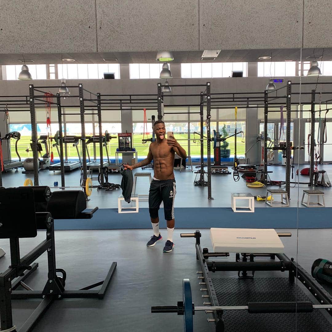 ヴィニシウス・ジュニオールのインスタグラム：「¡Listo para todo lo que viene! Ya queda poco tiempo... 🤪💪🏾 #HALAMADRID」
