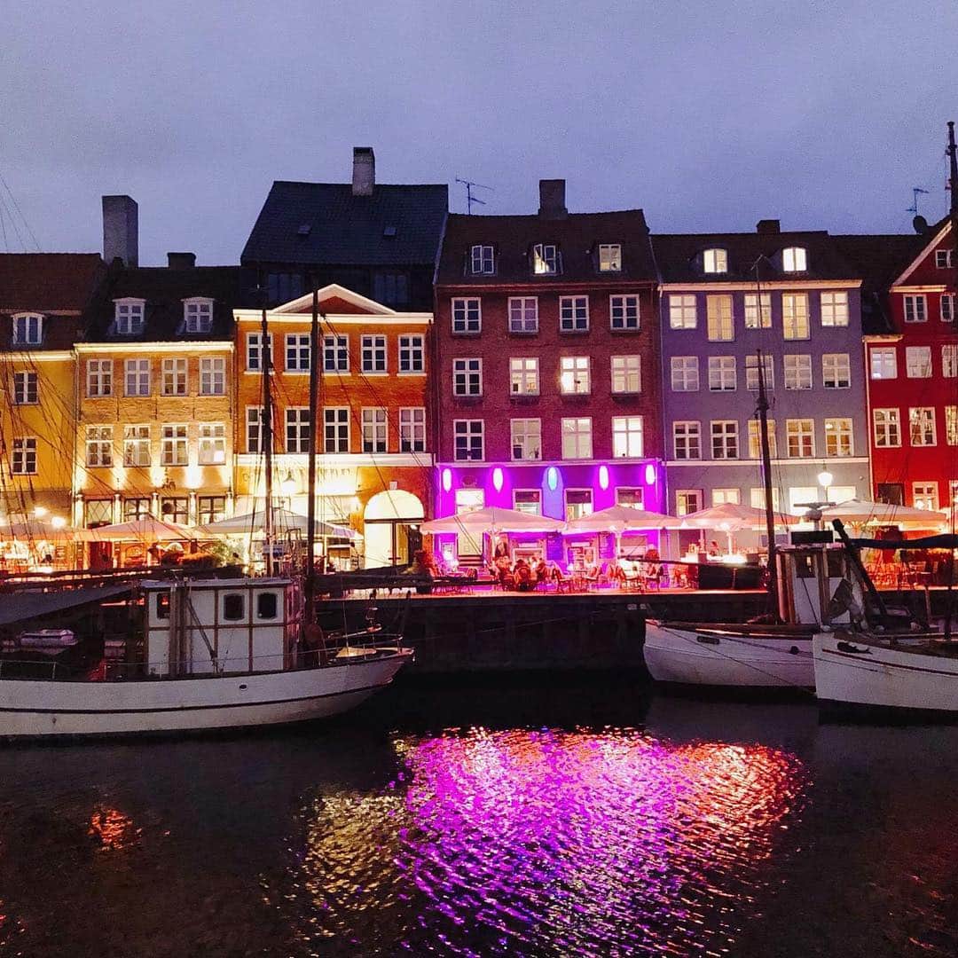 INSIDE FUJINGAHOさんのインスタグラム写真 - (INSIDE FUJINGAHOInstagram)「ユーレイルパスで行く北欧4カ国の旅が始まりました。スタートは、デンマークの首都・コペンハーゲン。17世紀の古い街並み・ニューハウンはデンマークの象徴的風景。3枚目は赤色にライトアップされたプラネタリウム。デザインの国だけあって、どこを歩いても撮りたくなる建物がいっぱいです。#デンマーク #🇩🇰 #コペンハーゲン #ユーレイルパス #プラネタリウム #ニューハウン #danhostelcopenhagencity #北欧 #婦人画報 #fujingaho」4月12日 22時32分 - fujingahojp