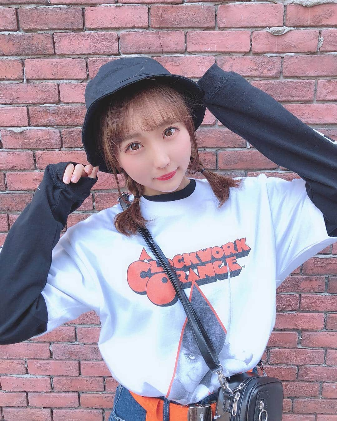 星野麻里愛さんのインスタグラム写真 - (星野麻里愛Instagram)「大人気の映画Tシャツ！ 時計仕掛けのオレンジ♡ シンプルな モノトーンカラーで インパクトのある プリントデザインが 手軽に着こなしのアクセントに💓  詳しくはプロフィールの URLからみてね！  #時計仕掛けのオレンジ  #映画tシャツ #wego #wego大須店 #カジュアル #ガチャベルト#まりあコーデ」4月12日 22時33分 - maria.pink28