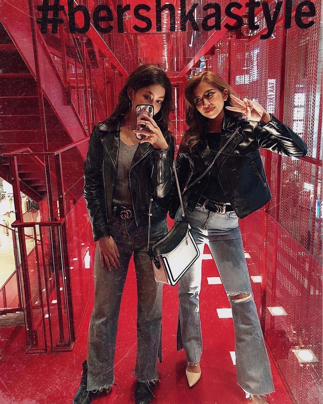 Airi Shibuyaのインスタグラム：「なんだかんだ久々の相方ちゃん💋 . 打ち合わせなしでコーデ ほぼ丸かぶりだった🤣🤣❤️ . 一緒にいると似てくるのは本当なんだね🤔笑 . #bff#friend#love#ootd#fashion#コーデ#デニム」