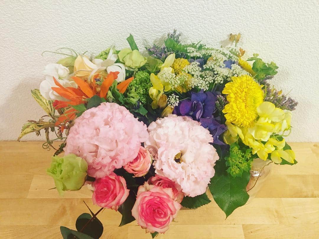 中村千尋さんのインスタグラム写真 - (中村千尋Instagram)「もらったお花たちを一つの花瓶に入れたらでっかい花束になった 良い匂いでよく眠れそう😌💚🧡❤️」4月12日 22時35分 - nanakanakamurachihiro