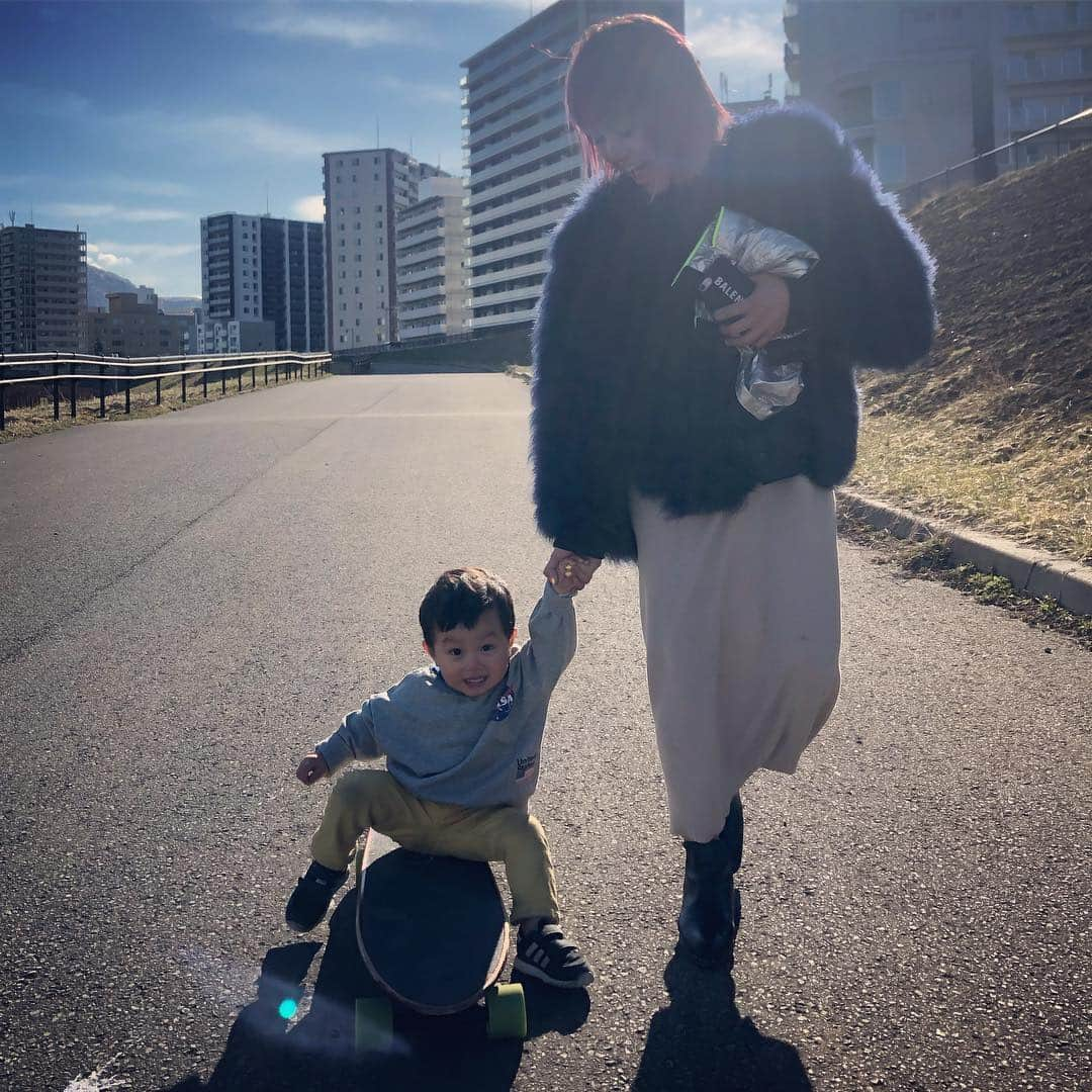 Nazukiさんのインスタグラム写真 - (NazukiInstagram)「札幌春休み🌸 こんなに長く札幌いたの初めて‼️ 2.3月と1日も休みなかったから、やっとレンと春休みできた😊😊 レンの大好きな👽 @ryoei83 がたくさん遊んでくれて、動物園🐰スケボー🛹そして、カレー🍛巡り😆に温泉♨️まで👍👍👍 大満喫✨✨✨ ほんと楽しくて、終始爆笑😂の毎日でした😭  札幌、ほんとご飯も美味しいし、安いし、一番は人が優しい👌👍 最高の春休みでした✨✨✨ スケボーも小学生ぶりにやってみたら、めっちゃ楽しかったし、ハマりそう😆😜 thanks🌸✨ #sapporo #spring #holiday #skateboard #zoo #family #friend #札幌 #春休み #円山動物園 #スケボー #カレー #スープカレー #大満喫」4月12日 22時35分 - nazuki_08