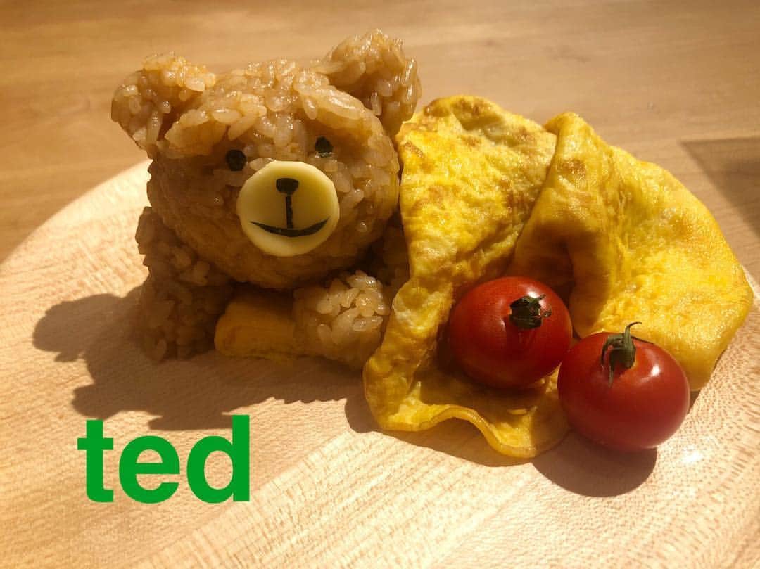 yu nakamura ヘアアレンジ hairarrangeのインスタグラム：「お久しぶりのキャラご飯🍴♡ tedに似てる息子の為に🐻 一週間新しい環境でよく頑張ったね♬ 明日は初めてのサッカースクール⚽️ 頑張ってね👍 私もお仕事がんばろ✂︎ #キャラごはん#キャラめし#ted#テッド #一宮市#一宮#オムライス#デミグラスソース」