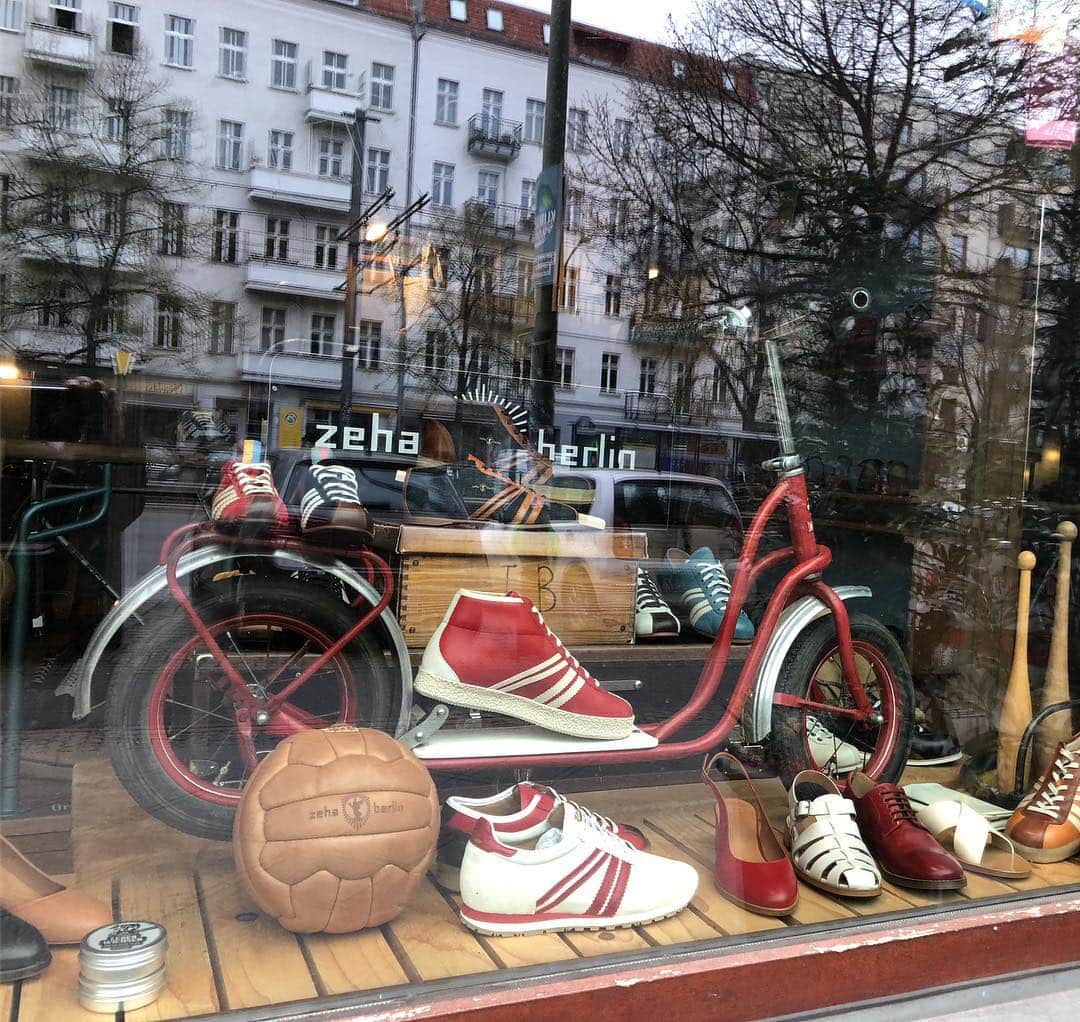 ツェハさんのインスタグラム写真 - (ツェハInstagram)「Wir haben viele neue Schuhe für euch !  Zeha Berlin Prenzlauerberg Store ❤️ #storefront #zehaberlin #zehastore #prenzlauerberg #schuhe #sneakers #vintage #photooftheday #ddr #instagood #heritage #roller #marathon #rodler #streetwear #handballer #klassiker #olympia #summershoes #summeroutfit #chunkysneakers #summersneakers #color #monopattino #vintagetoys #giocattolivintage #fussball #calcio  #summerinberlin #summervibes」4月12日 22時36分 - zehaberlin