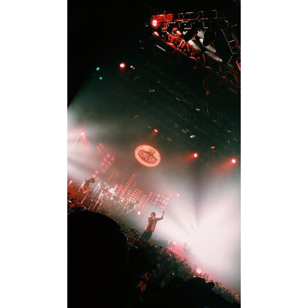 M-ON! MUSIC｜エムオンミュージックのインスタグラム：「﻿ King Gnu One-Man Live Tour 2019 “Sympa”﻿﻿ 2019.04.12@新木場STUDIO COAST﻿﻿ ﻿﻿ どれだけ作品を聴き込んで﻿﻿ 理解したつもりでいても﻿﻿ ﻿﻿ ライブという、この1回ごとの出会いで﻿﻿ 全部もってかれました。﻿﻿ ﻿﻿ 傷口になるってすごい愛が深いですよね。﻿ ﻿ （佇まいなど、見た目の）カッコ良さだけじゃない、ちゃんと気持ちの乗った音楽を鳴らす最高のバンド。[ジャガー]﻿﻿ ﻿﻿ #KingGnu(@kinggnu.jp)﻿﻿ #Sympa」