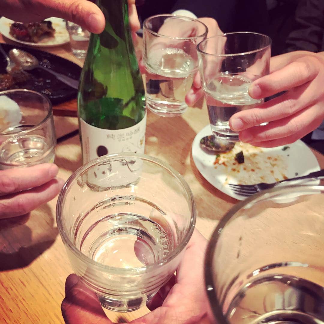小谷あゆみのインスタグラム：「安西水丸さんを偲んでモノマネして毒づいたり咳き込んだり笑ったりして〆張鶴飲む会でした 東京青山にこの夜4回も停電が起きた 水丸さんが遊びに来てくれたんだと話してまた飲んだ 楽しかったーー」
