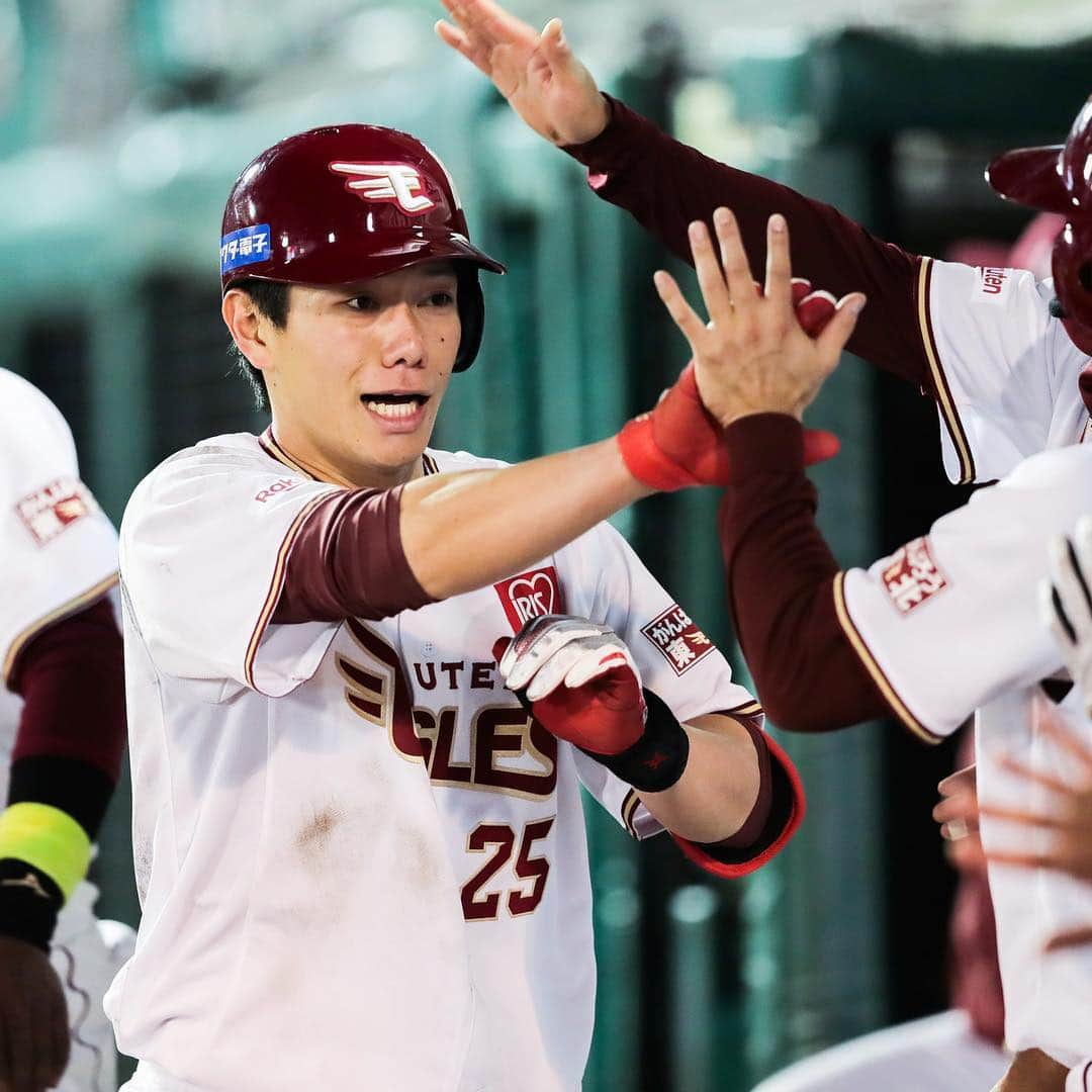 東北楽天ゴールデンイーグルスさんのインスタグラム写真 - (東北楽天ゴールデンイーグルスInstagram)「⚾️ ⚾️E 4-2 H⚾️ 同点で迎えた終盤に投打で相手を上回り3連勝‼️ 8回を6球でしとめたハーマン選手が勝ち投手に👍🏼 もう1人のヒーローは先制タイムリーと勝ち越しの 口火となった2ベースヒットを放ったブラッシュ選手👑 スタメン足立選手は犠牲フライなど攻守で存在感👏🏼 8回の田中選手の見事なスクイズで2点差に✌🏼 #rakuteneagles #RESTART #日本一の東北へ #ハーマン #ブラッシュ #足立祐一 #田中和基」4月12日 22時42分 - rakuten_eagles