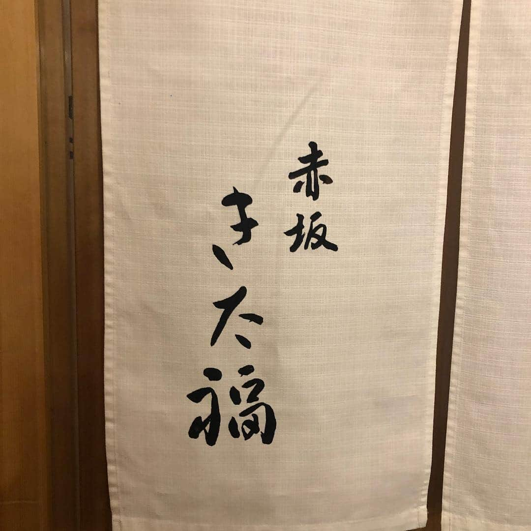 里美ゆりあさんのインスタグラム写真 - (里美ゆりあInstagram)「黄金ガニを食べに赤坂きた福に(*ᴗˬᴗ) この世の中に不満があるとばかりの怒ったお目目だったので蟹さんには悪いけどタレ目にしてみたら。。 んー。。可愛い😆 #きた福#赤坂#黄金ガニ#美味しい#delicious#グルメ#グルメ好きな人と繋がりたい」4月12日 22時47分 - satomiyuria