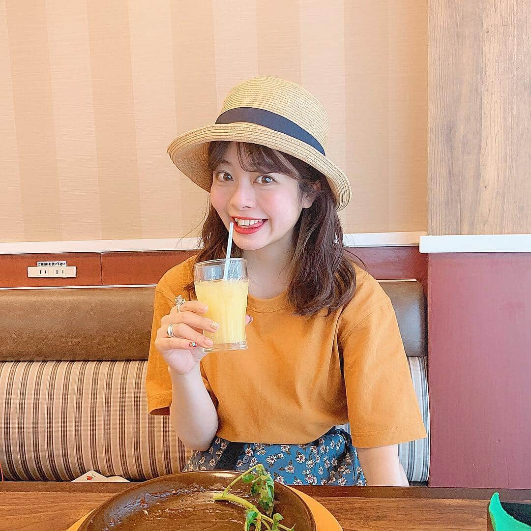 牛江桃子（ももち）さんのインスタグラム写真 - (牛江桃子（ももち）Instagram)「【#週末ももち服】#earth で見つけた #gionata の帽子が 今期一 神帽子な事が判明…😰♥️﻿ ﻿ この帽子買ってから 週3で被ってる👵🏼♡笑﻿ ﻿ でっかいリボンが付いた麦わら系って﻿ なんだか被るの勇気いるから被れなくて…😰﻿ ( これ分かる子いたらハイタッチしよ )﻿ ﻿ 「でかいリボン付いてないけど可愛いカジュアル」﻿ な帽子をひたすら6時間新宿徘徊して探してて…笑﻿ ﻿ やっと出会えたのがこの帽子やねん！！！！﻿ やから思い入れ強い！！愛してる！！！！﻿ ﻿ つばの部分に針金入っとるから形変えれるし﻿ コンパクトにして旅行とかにも持っていけるの！﻿ ﻿ あとさりげないリボンがほんまにかわよいし﻿ とにかく合わせやすい。もうこれ一番よね。﻿ ﻿ ﻿ ネットにはもうないみたいだから﻿ 近くにearthあったら皆行ってみて🥺♡﻿ ﻿ 来週の #週末ももち服 もお楽しみに…🥰🥰﻿ ﻿ ﻿ ﻿ ﻿ ちなみにTシャツはUNIQLOの﻿ メンズTシャツのM！(写真貼っとくね)﻿ ﻿ 袖長いから今でも着れるからオススメ🍑♡﻿ ﻿ ﻿ スカートは #RETROGIRL の💠﻿ YouTubeで着回し紹介するのでお楽しみに♡﻿ ﻿ ﻿ ﻿ #みんないつもライブ見にきてくれてありがとう﻿ #22時にみんなに会えるのが毎日楽しみだよ #渋谷カフェ にてランチ #と見せかけて #ジョナサン﻿ #三枚目の笑顔ぺこちゃんすぎひん？ #て地味にじわるから載せるな #久々のフィード投稿やから﻿ #コメントがほんっまに楽しみや﻿ #割とたくさんコメ返してるから﻿ #お気軽にももちすきすきゆうてね﻿ #三枚目ぺこちゃん草のコメント募集 #にひひ」4月12日 22時43分 - momochi.661