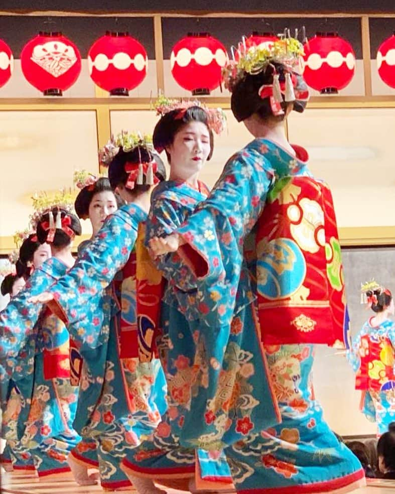 Rodner Figueroaさんのインスタグラム写真 - (Rodner FigueroaInstagram)「Art and tradition!!! 🌺 Maikos performing in the Kabuki theater!!! #maiko #kabukitheatre #minamiza #kyoto #japan #japon」4月12日 22時44分 - rodnerfigueroa