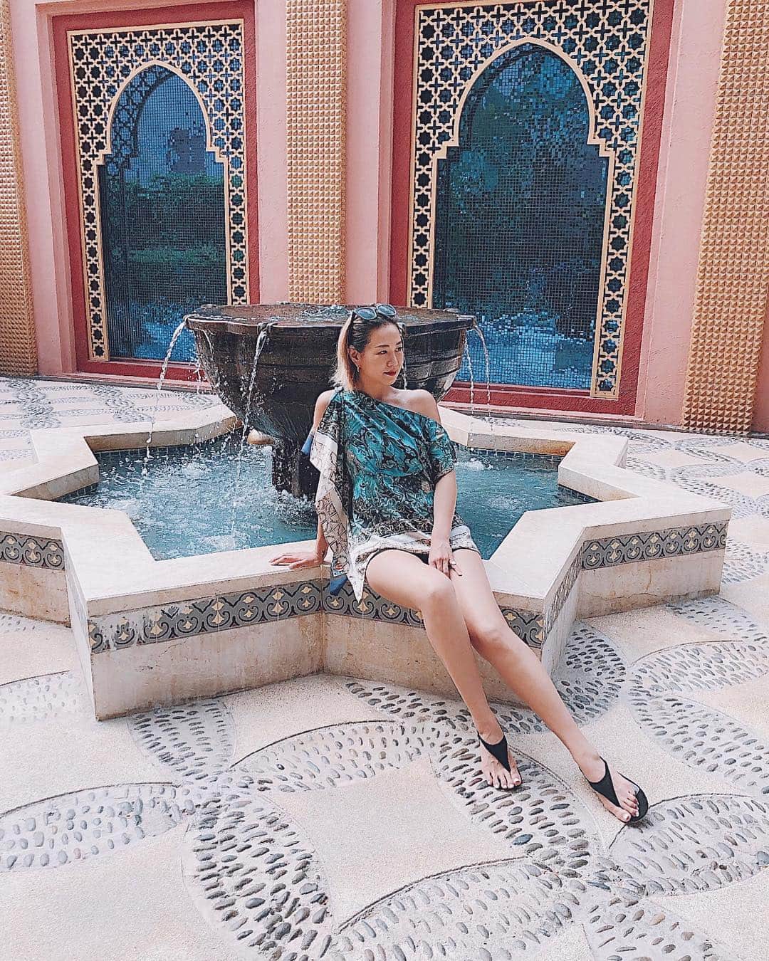 須田朱音さんのインスタグラム写真 - (須田朱音Instagram)「⛲️ . 水着の上にサラッと、 @un3d_official のパネルスカーフブラウスを💙 . あんまり柄モノを着ないから、 なんか新鮮でしょ笑 . 春服レイヤードして着るんだ〜🕊 . #un3d #AnelaTokyo #thailand #huahin #huahinbeach #PANELSCARFBL #resort #marrakeshhuahinresort」4月12日 22時45分 - akane_godo