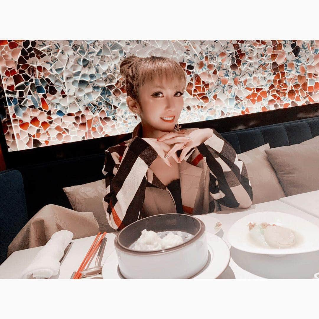 葉月樹里さんのインスタグラム写真 - (葉月樹里Instagram)「仕事前に大好きな香桃🍴✨ . .  10代の時は自分のお金で食べれなかった外資ホテルの料理 🍽 . .  絶対に稼いで自分でフラッとこれるよーになる！って決め手になったお店🙏 . .  とかゆって、昨日は人の金で食ったけどな。いやほい . . .  #葉月樹里 #soiréeine #ソワレーヌ #JIBENDY #ジベンディ @soireeinejibendy  #selectshopは4月14日から開始だで #注文頂いてる皆様もう少しお待ちください #リッツカールトン大阪 #リッツ #ritzcarlton #中華 #香桃 #中華めっちゃ好きやねん」4月12日 22時55分 - hazukijuri