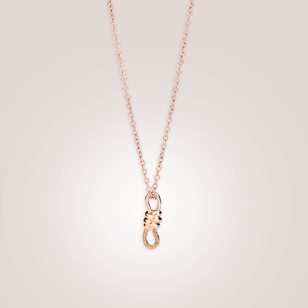 ドドさんのインスタグラム写真 - (ドドInstagram)「Pendants and rings - the new Nodo collection gives you the precious strings to tie around the hearts of your loved ones, you choose the shape. Discover it in store and on dodo.it  #dodojewels #dodocharm #nodocollection #knot #pendant #ring #mdw」4月12日 22時48分 - dodojewels