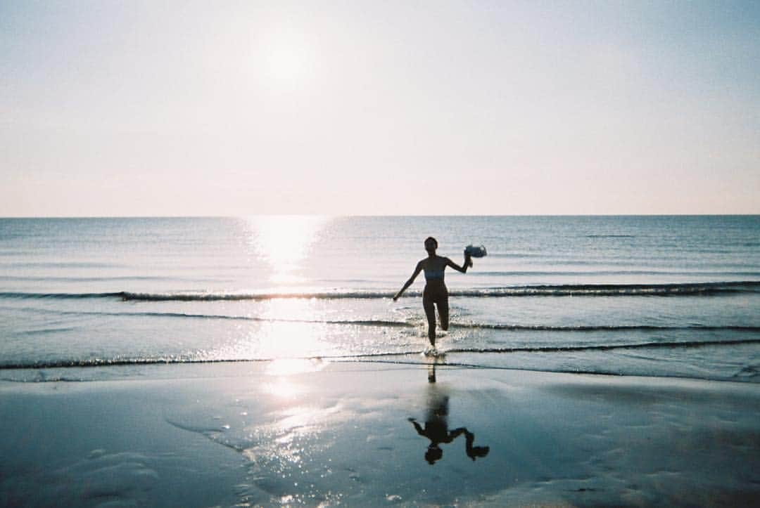 落合恭子のインスタグラム：「🤸‍♀️ 週末だーい 身体動かしたいな . #sunset #weekend #someday #japan #filmphotography #fujifilm」