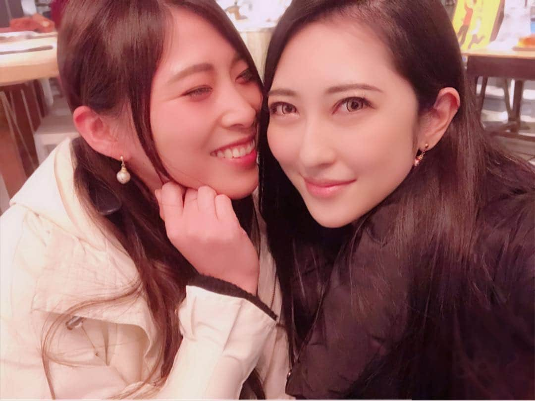 ゆりあさんのインスタグラム写真 - (ゆりあInstagram)「. . . . . @aloha_cocomai  まい💗💗💗 震えるほど嬉しいって 言ってくれてありがとう❤ . . . ハグたくさんっっっ💗 辛いとき苦しいとき 傍にいてくれた心友🌸🌸 . . . . こんな曲者と友達でいてくれることに 感謝でしかないよっ(*´ｪ｀*)🌸 私はいい人でも優しい人でもないから笑 . . . . . my love❤❤❤ . . . 幸せになろうねっ✨✨ . . #心の友 #心友 #助け合える仲 #優しい彼女 #mylove #アイネクライネ #大好き #愛してる #愛される人 #たった一人の人に愛されればいい #女子会 #根掘り葉掘り会 #幸せ #桜ピアス #儚い #散りゆく #尊い #🌸 #綺麗は作れる #努力は必ず報われる . . . .」4月12日 22時49分 - yuria_life