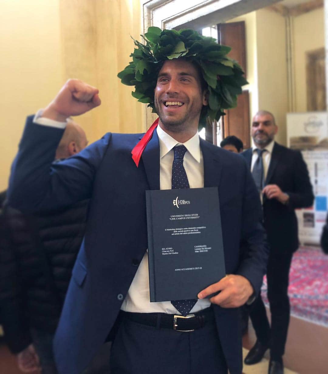 ロレンツォ・デ・シルヴェストリのインスタグラム：「Il giorno dopo è ancora più grande la felicità per un traguardo raggiunto molto importante per me! Grazie a tutti per i tantissimi messaggi d’affetto e alle persone a me più care,che ci sono SEMPRE per me! 👨‍🎓💙💪🏻 #Laurea #EconomiaAziendale #MarketingStrategico」