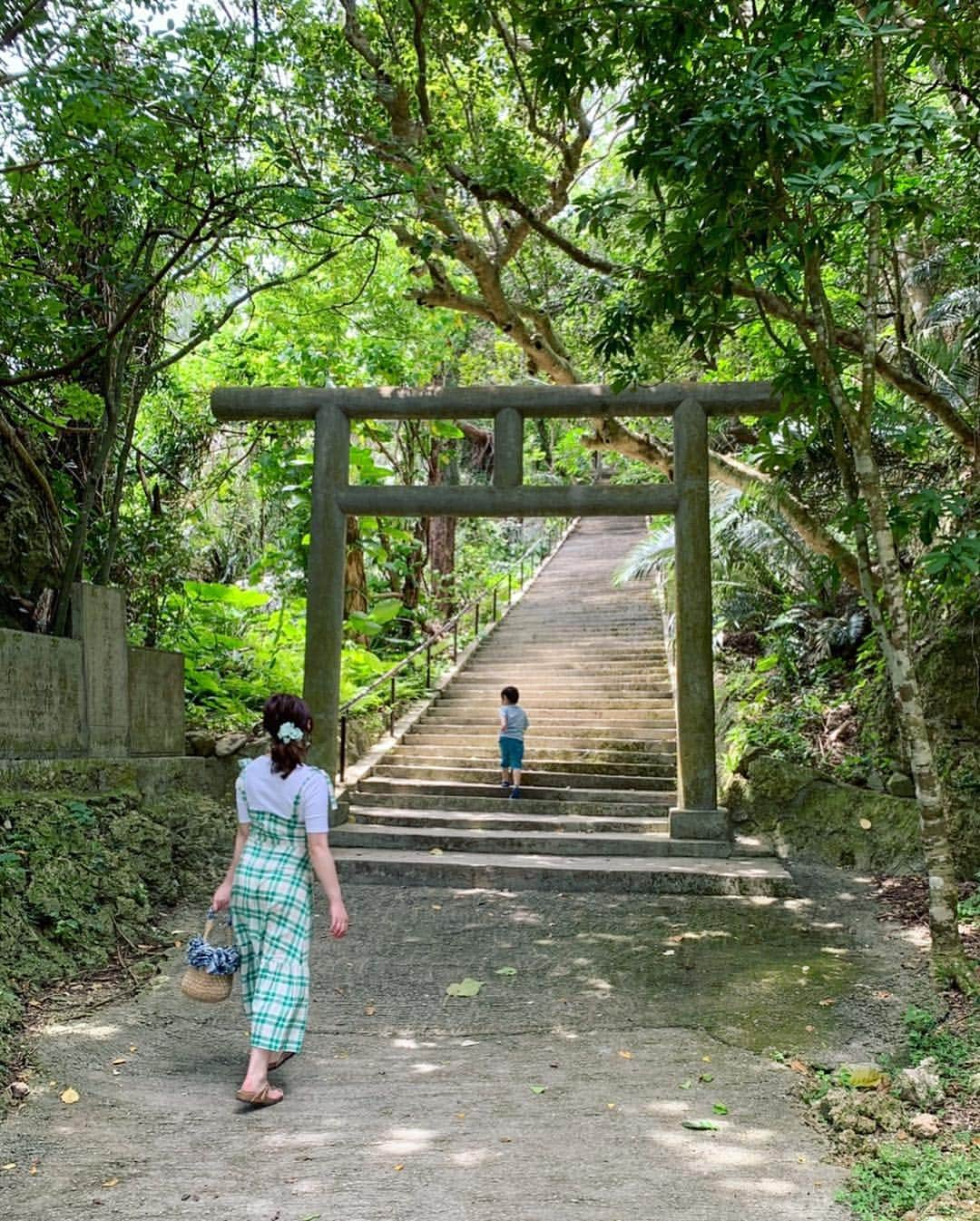 埼玉エステ＊インディバ＊戸田公園＊戸田市＊痩身＊冷え改善さんのインスタグラム写真 - (埼玉エステ＊インディバ＊戸田公園＊戸田市＊痩身＊冷え改善Instagram)「わたしの春休み。 沖縄旅。 初めて浜比嘉島を訪れました。 ・ 島そのものがパワースポットだという浜比嘉島。 シルミチュー、アマミチューの墓。 そして透明度が高いエメラルドグリーンの海。 豊かな自然に心が浄化されていくような、心地よい時間を過ごしています。 ・ ・ ・ #春休み #沖縄旅行 #浜比嘉島 #シルミチュー #シルミチュー霊場  #アマミチュー  #アマミチューの墓 #ムルク浜  #海が好き #心が洗われる #浄化される #浄化  #五感が研ぎ澄まされる ・ #埼玉エステ #戸田公園エステ #戸田市 #インディバサロン #ベルーヌ #痩身が得意」4月12日 22時52分 - bell_nu.toda