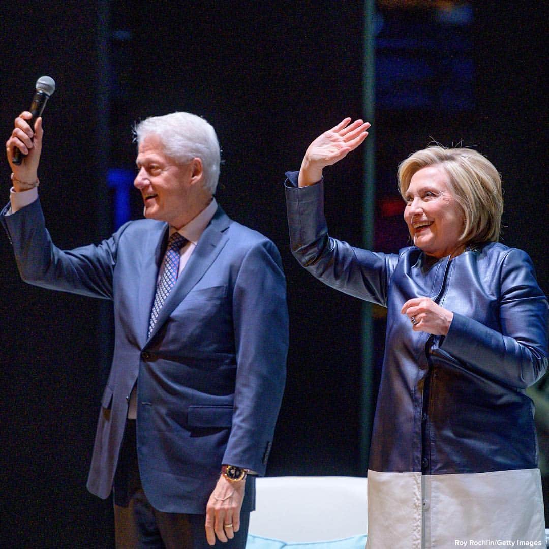 ABC Newsさんのインスタグラム写真 - (ABC NewsInstagram)「Former Pres. Bill Clinton and Hillary Clinton wave to the crowd during "An Evening With The Clintons" at New York City's Beacon Theatre. #billclinton #hillaryclinton #politics」4月12日 23時03分 - abcnews