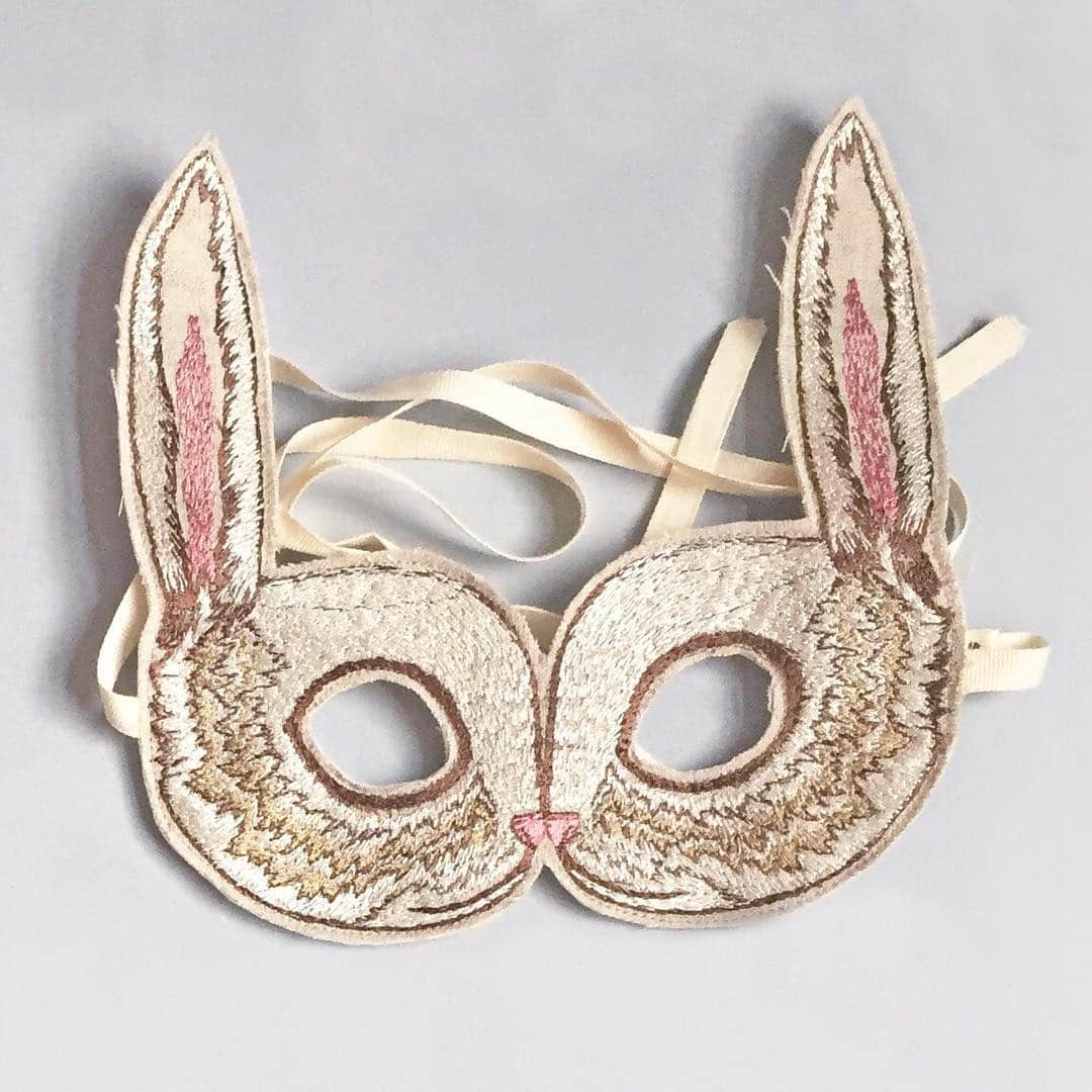 コーラル アンド タスクさんのインスタグラム写真 - (コーラル アンド タスクInstagram)「Nothing sweeter then a bunny for Easter! 🐰 💕 Hop along in style with this unique embroidered mask. What makes these masks so special is that they are in fact mirror images that meet to make the outline of the actual animal’s face. We also love them hung on the wall as decor! ✨tap to shop!  #easter #easterbunny #embroideredbunny #bunnymask #embroideredmask #embroidery #embroiderylove #bunnylove」4月12日 22時57分 - coralandtusk