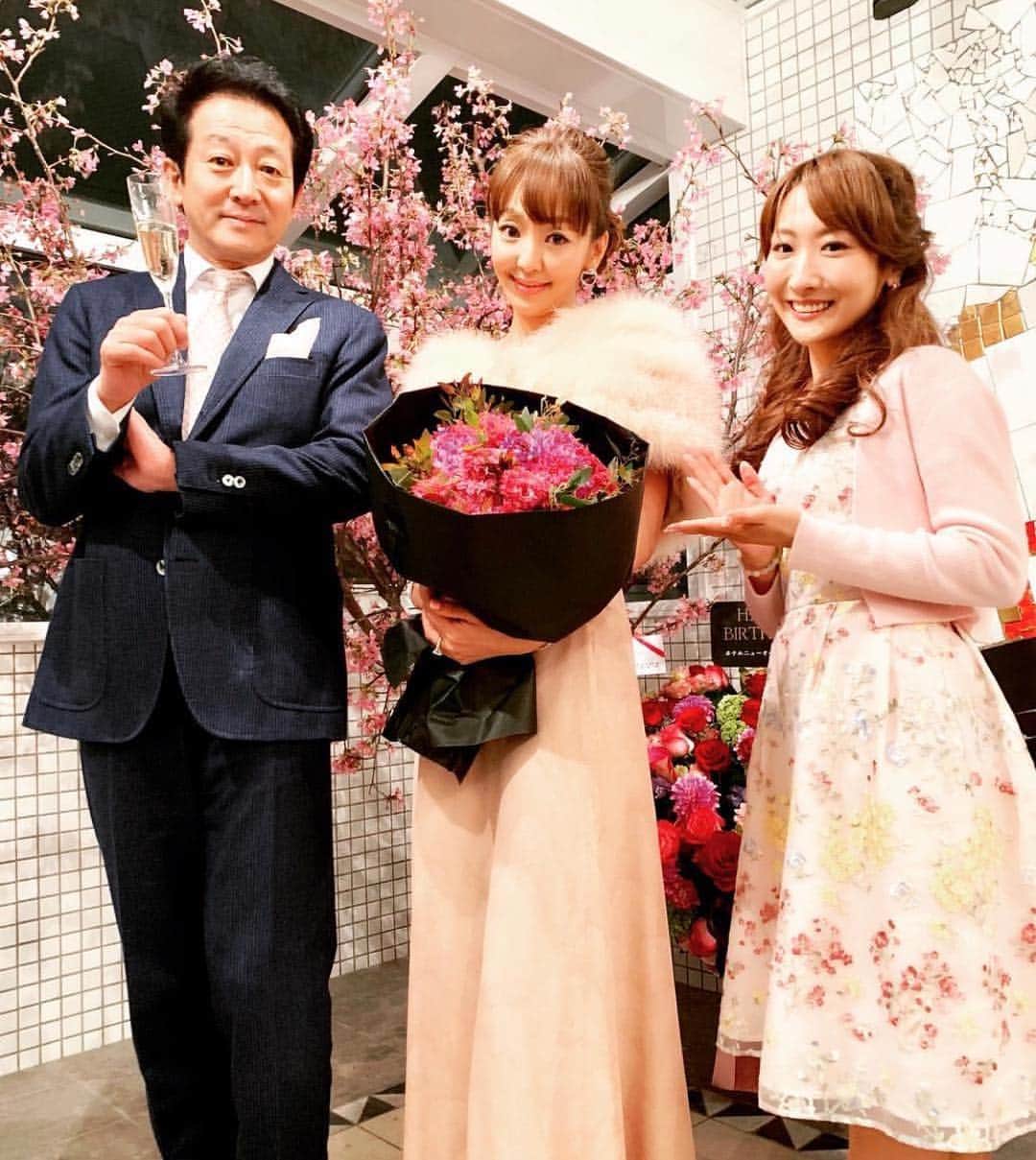 辰巳真理恵さんのインスタグラム写真 - (辰巳真理恵Instagram)「先月末のシリーズがまだ続いております🙇‍♀️ 神田うの様バースデーパーティーに親子でお邪魔させていただきました😍💖 私の、昨年キングレコードより発売の メジャーデビューアルバム『Ba,Be,Bi,Bo,Bu』 のジャケット＆ブックレット、 そしてMV（プロフィールにもリンクさせていただいているYouTubeを是非ご覧ください❣️） でも着させていただいているドレスは、 神田うの様デザイン『Scena D’uno（シェーナ・ドゥーノ）』なのです👗💕 いつも華やかでお美しく、優しいうの様、大好きです💓 おめでとうございました❣️🎂✨✨ いつもありがとうございます💕  これからも父共々よろしくお願いいたします(*^^*) @unokandaofficial  @scena_duno  #神田うの 様 #unokanda  #神田うのさんデザイン  #scenaduno #シェーナドゥーノ  #お誕生日パーティー #birthdaypirty #tanteauguri #美しい方  #大好きな方  #憧れのお姉様  #ドレスコードはピンク  #桜がいっぱい  #夢のような空間でした  #いつもありがとうございます #辰巳琢郎 #tatsumitakuro  #辰巳真理恵  #tatsumimarie #キングレコード #babebibobu  #バベビボブュ」4月12日 22時58分 - tatsumimarie