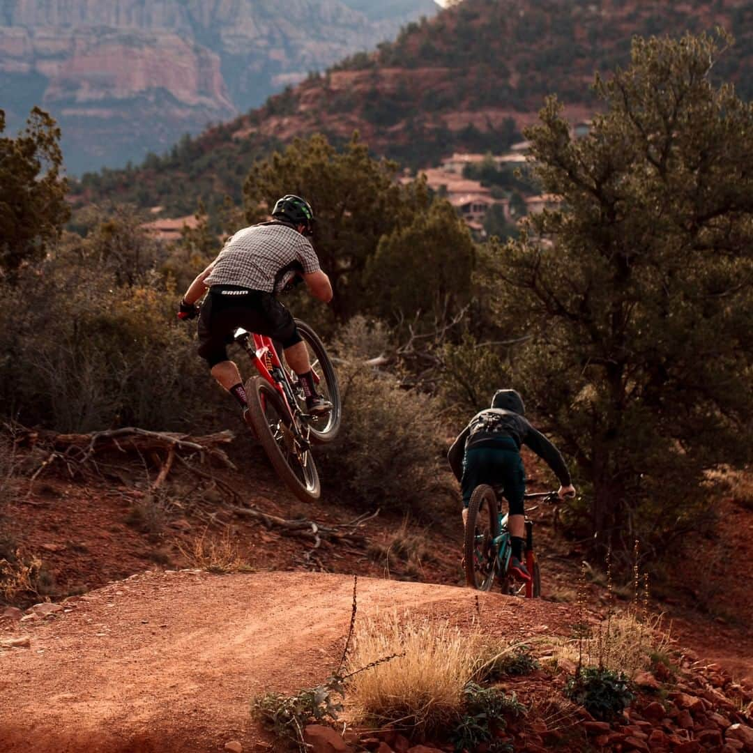 Visit The USAさんのインスタグラム写真 - (Visit The USAInstagram)「Put the pedal to the metal and get yourself on one of Sedona, Arizona's hundreds of mountain biking trails. There's no better way to take in this red rock state. 🚴‍♀️ Follow #UnitedStories as we spend the year collecting unique stories from across the country with our mobile content creation labs.」4月12日 22時59分 - visittheusa